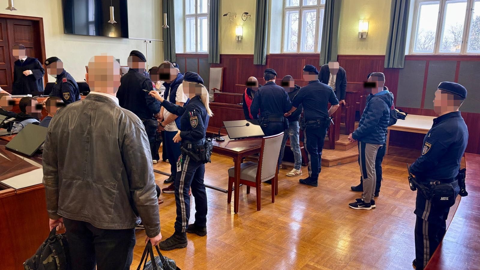 Baumaschinen um 300.000 Euro gestohlen: Prozess in Wr. Neustadt