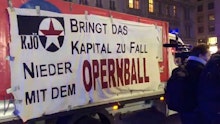 Protestaktion vor Oper: "Nieder mit dem Opernball!"