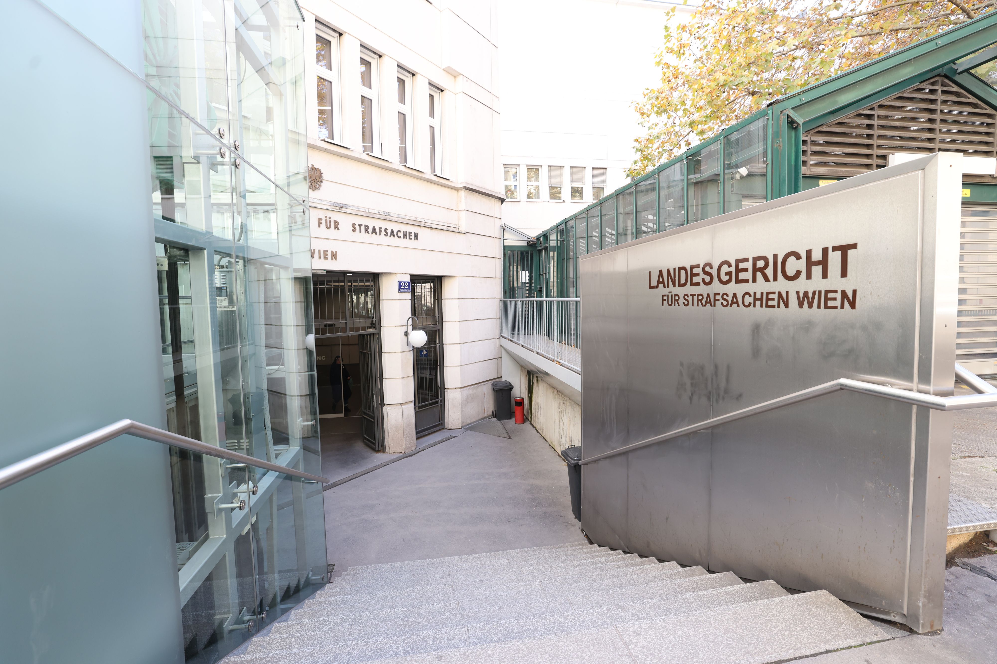 Ein 31-jähriger Lehramtsstudent steht in Wien wegen schwerer Sexualdelikte vor Gericht.