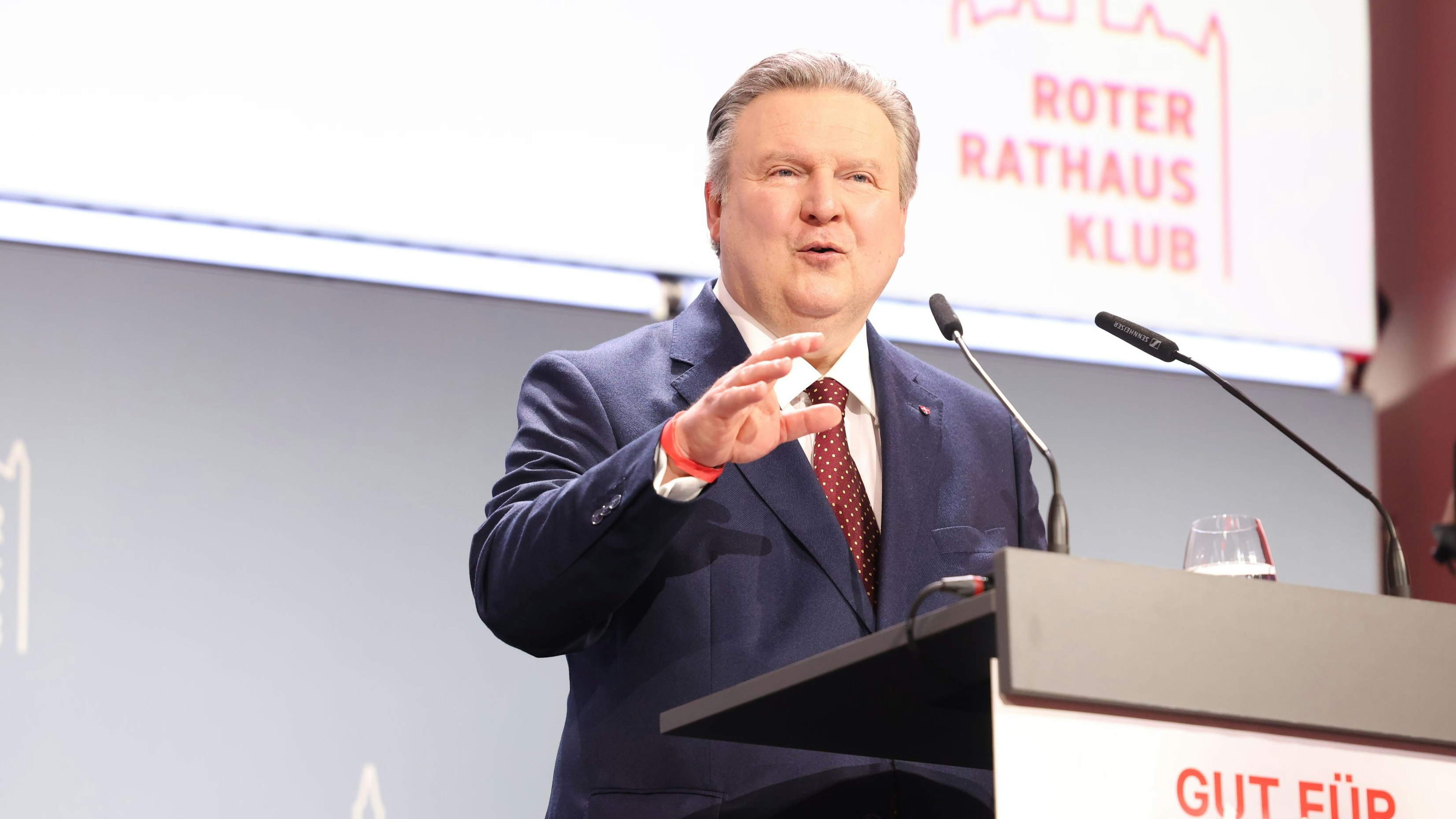 Der Wiener SPÖ-Chef Michael Ludwig lädt zur Klubtagung nach Andau. 2025 trafen sich die Wiener Genossen in Frauenkirchen (Bild).