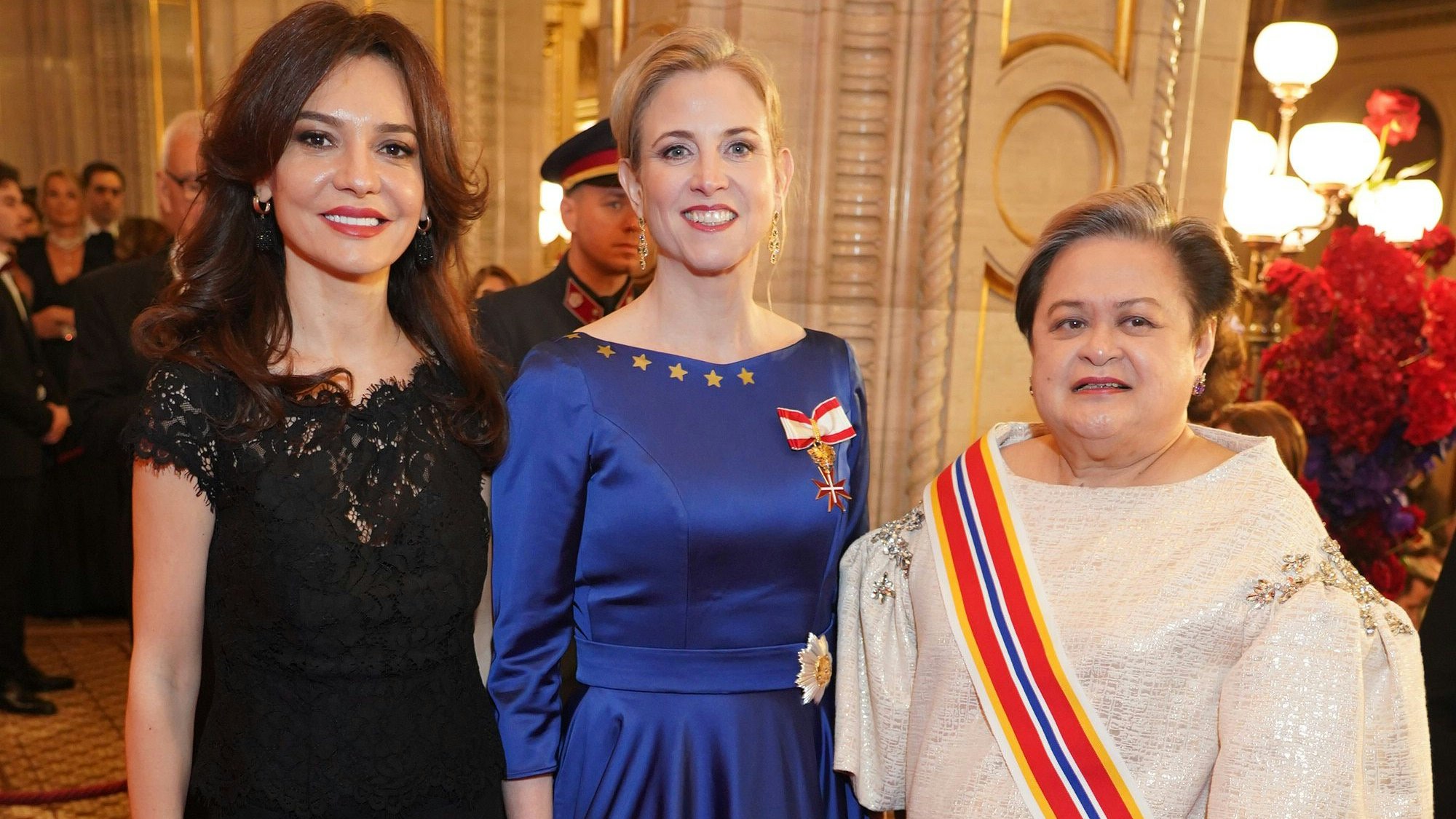 Außenministerin Meinl-Reisinger im EU-Kleid – für sie geschneidert von der Wiener Modedesignerin Julia Lara König.