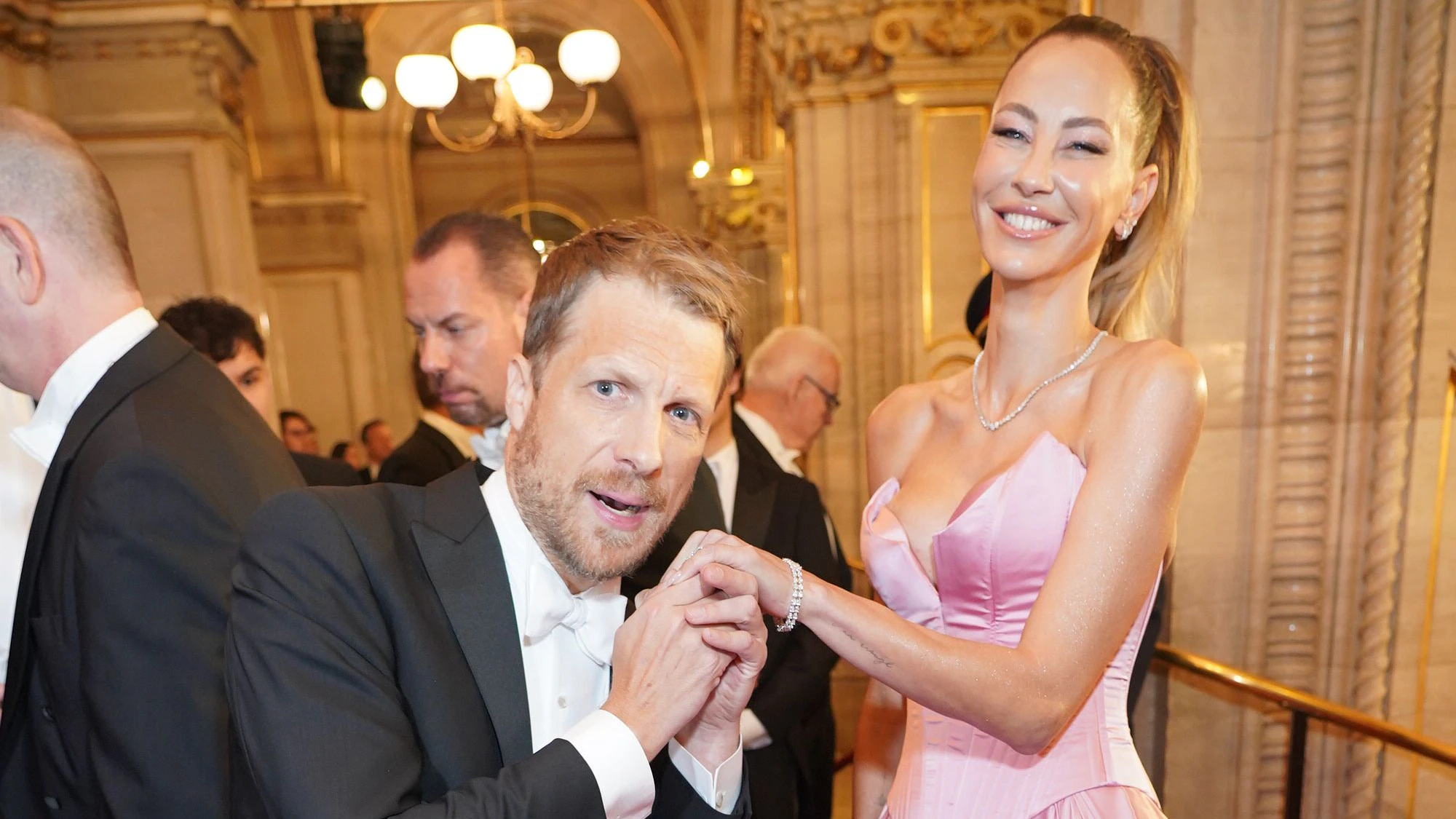 Oliver Pocher flirtet mit Ex-Frau Sandy Maier Wölden für die Kamera am Opernball 2026.