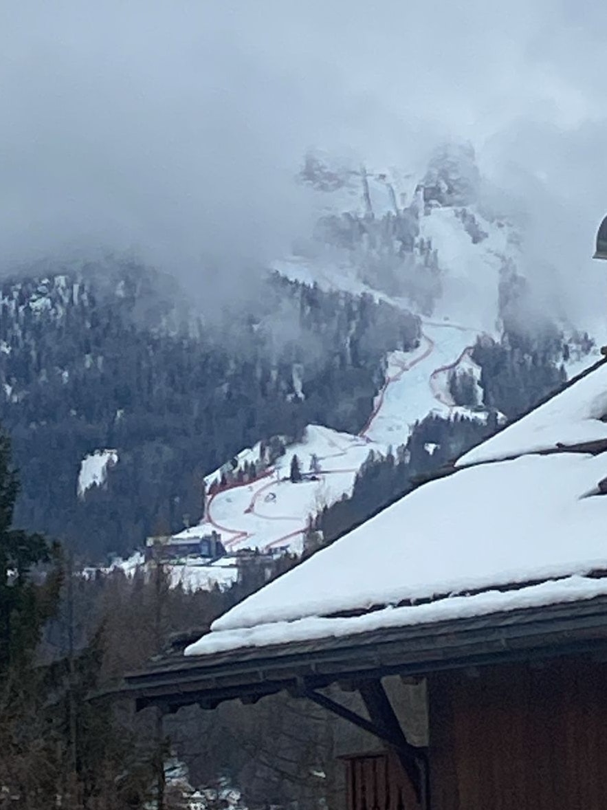 Die Tofana im Nebel. Eine Stunde vor dem geplanten Start (11:30 Uhr) ist im untersten Streckenteil aber wieder klare Sicht.