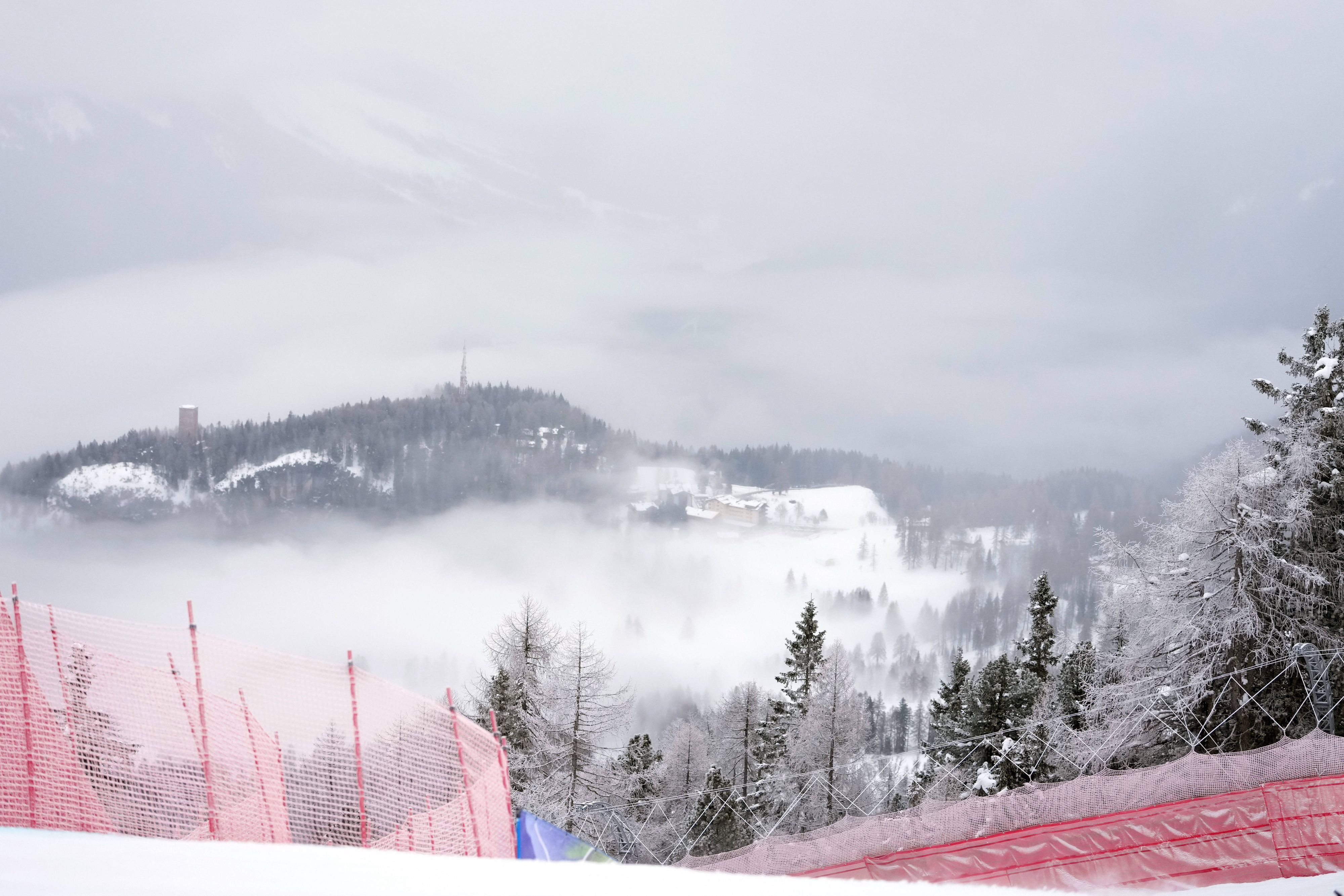 Nebel hängt in der Tofana.