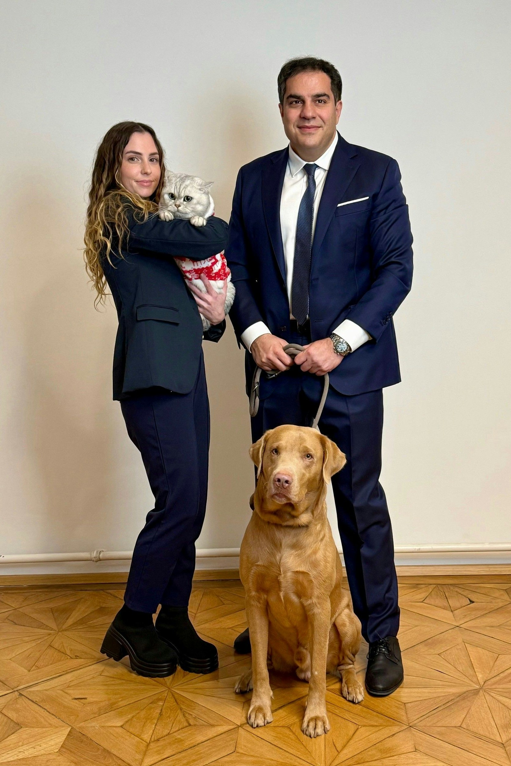 Übernahm den "Fall Buba": Rechtsanwalt und Tierfreund Sascha Flatz mit Mitarbeiterin Rafaela Goj und den "Kanzlei-Tieren" Pablo und Miko