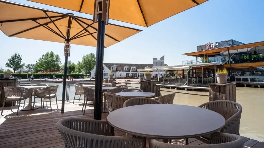 Niki am Hafen Symbolbild