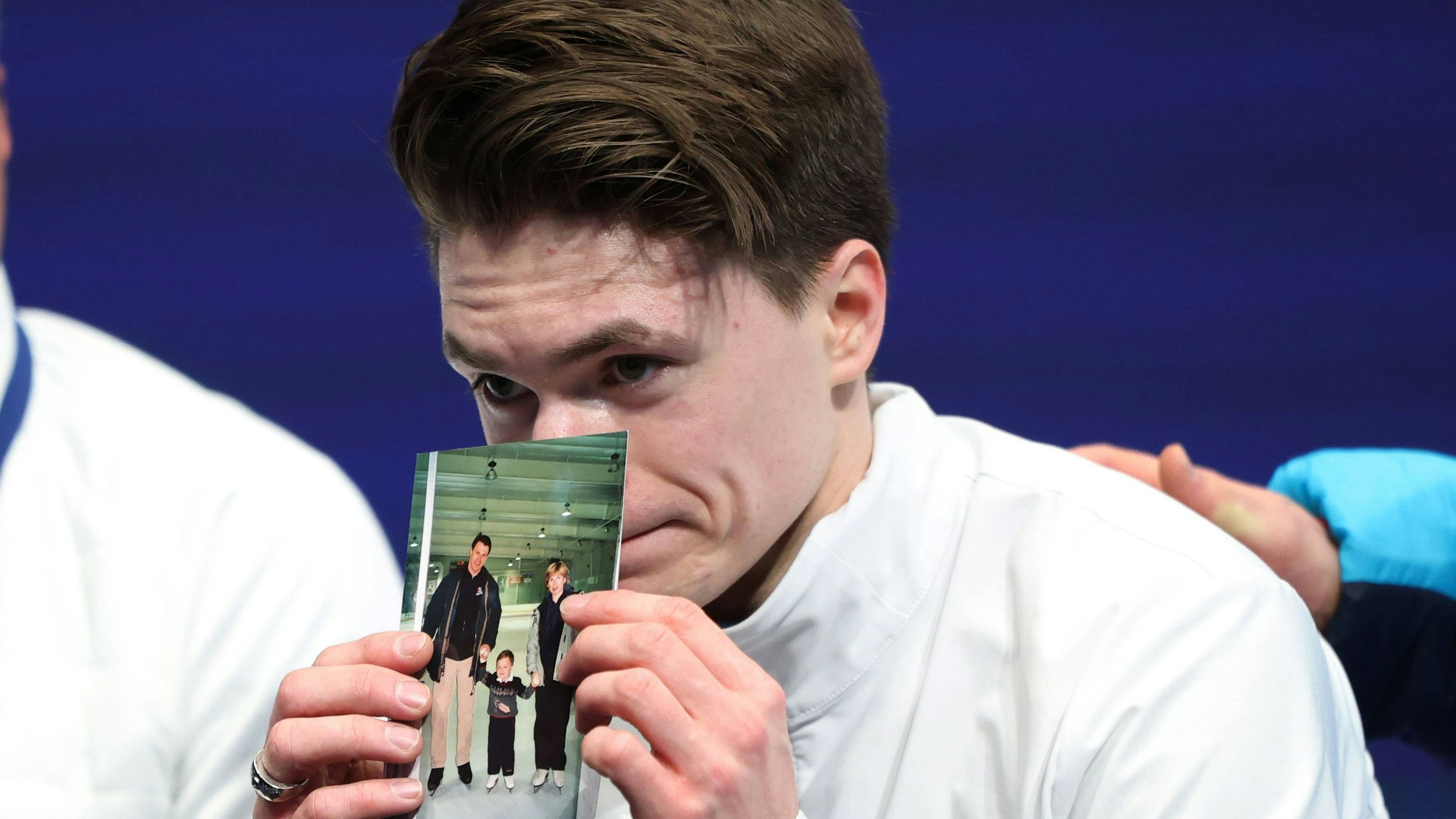 260210 -- MILAN, Feb. 10, 2026 -- Maxim Naumov R of the United States shows a photo of his parents who were killed in a plane crash last year, after the short program competition of Figure skating, Eiskunstlauf men single skating at the Milan-Cortina 2026 Olympic Winter games, Winterspiele,Spiele, Summer games in Milan, Italy, Feb. 10, 2026. MICO2026ITALY-MILAN-OLYMPIC WINTER GAMES-FIGURE SKATING-MEN SINGLE SKATING-SHORT PROGRAM LixMing PUBLICATIONxNOTxINxCHN MICO2026ITALY-MILAN-OLYMPIC WINTER GAMES-FIGURE SKATING-MEN SINGLE SKATING-SHORT PROGRAM IMAGO/LixMing PUBLICATIONxNOTxINxCHN imago images 0847273629