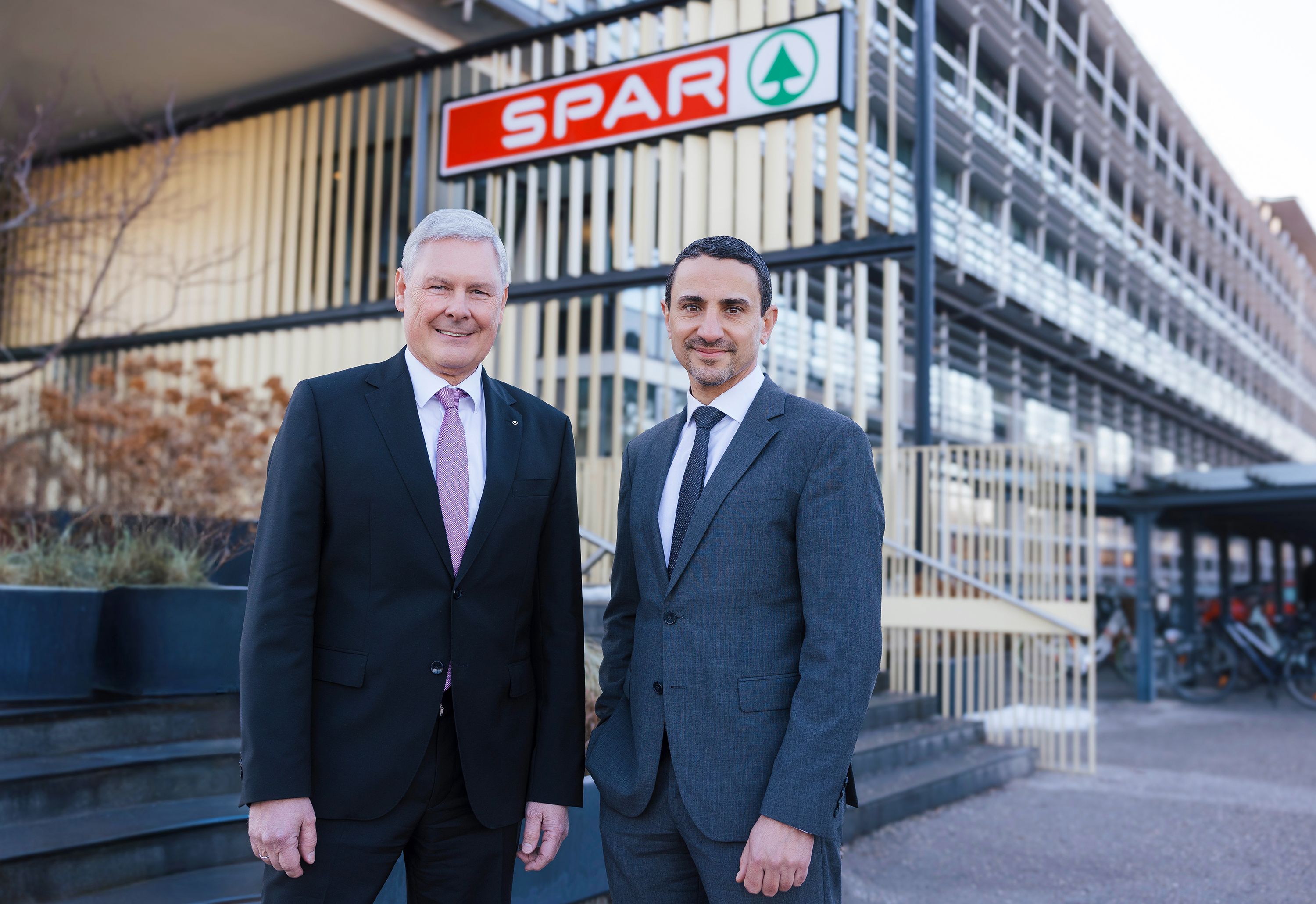 SPAR-Vorstandsvorsitzender Hans K. Reisch freut sich auf die Zusammenarbeit mit dem Sicherheitsmanager und Ex-Direktor der Direktion Staatsschutz und Nachrichtendienst Österreichs (DSN) Omar Haijawi-Pirchner.