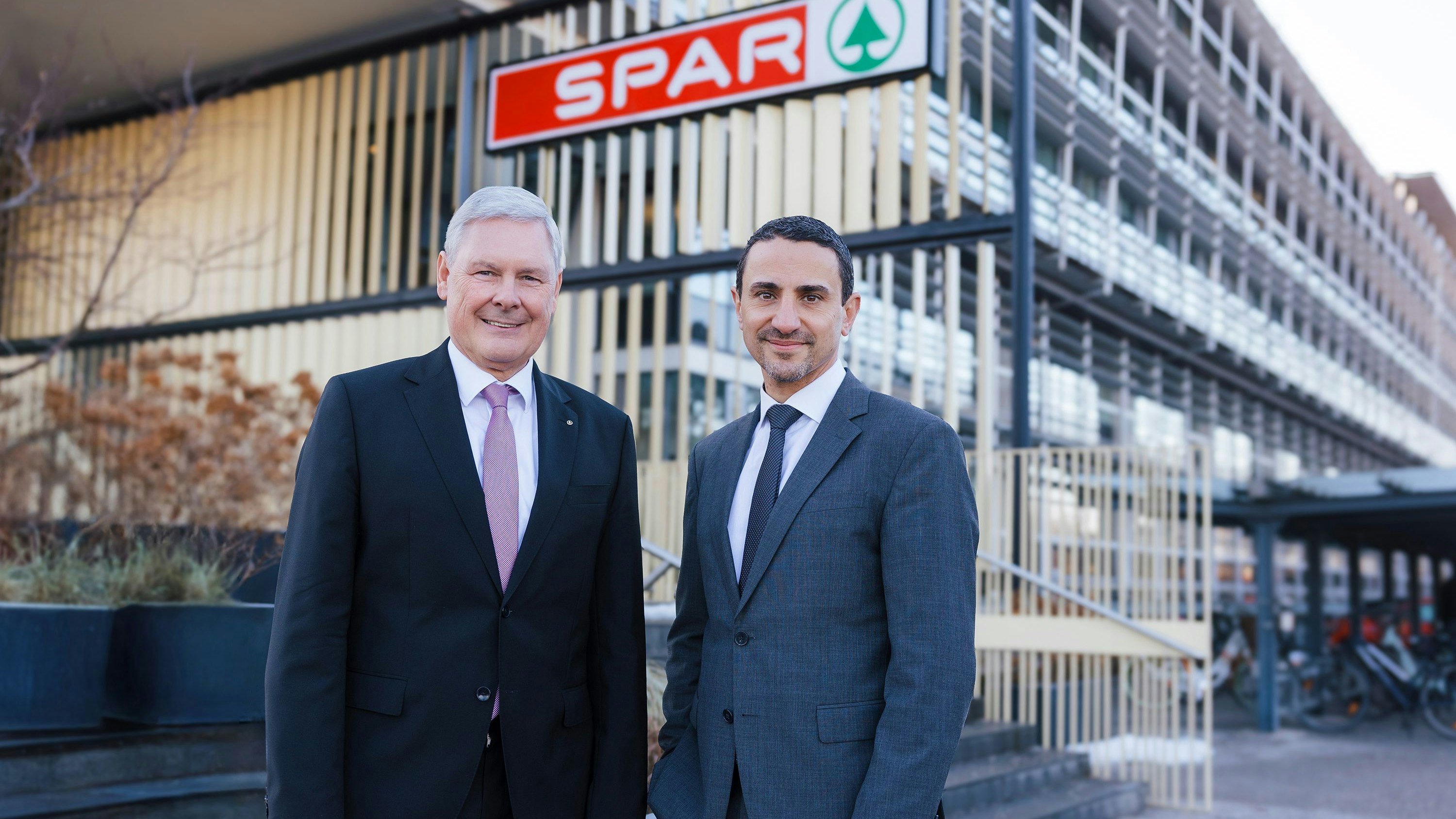 SPAR-Vorstandsvorsitzender Hans K. Reisch freut sich auf die Zusammenarbeit mit dem Sicherheitsmanager und Ex-Direktor der Direktion Staatschutz und Nachrichtendienst Österreichs (DSN) Omar Haijawi-Pirchner.