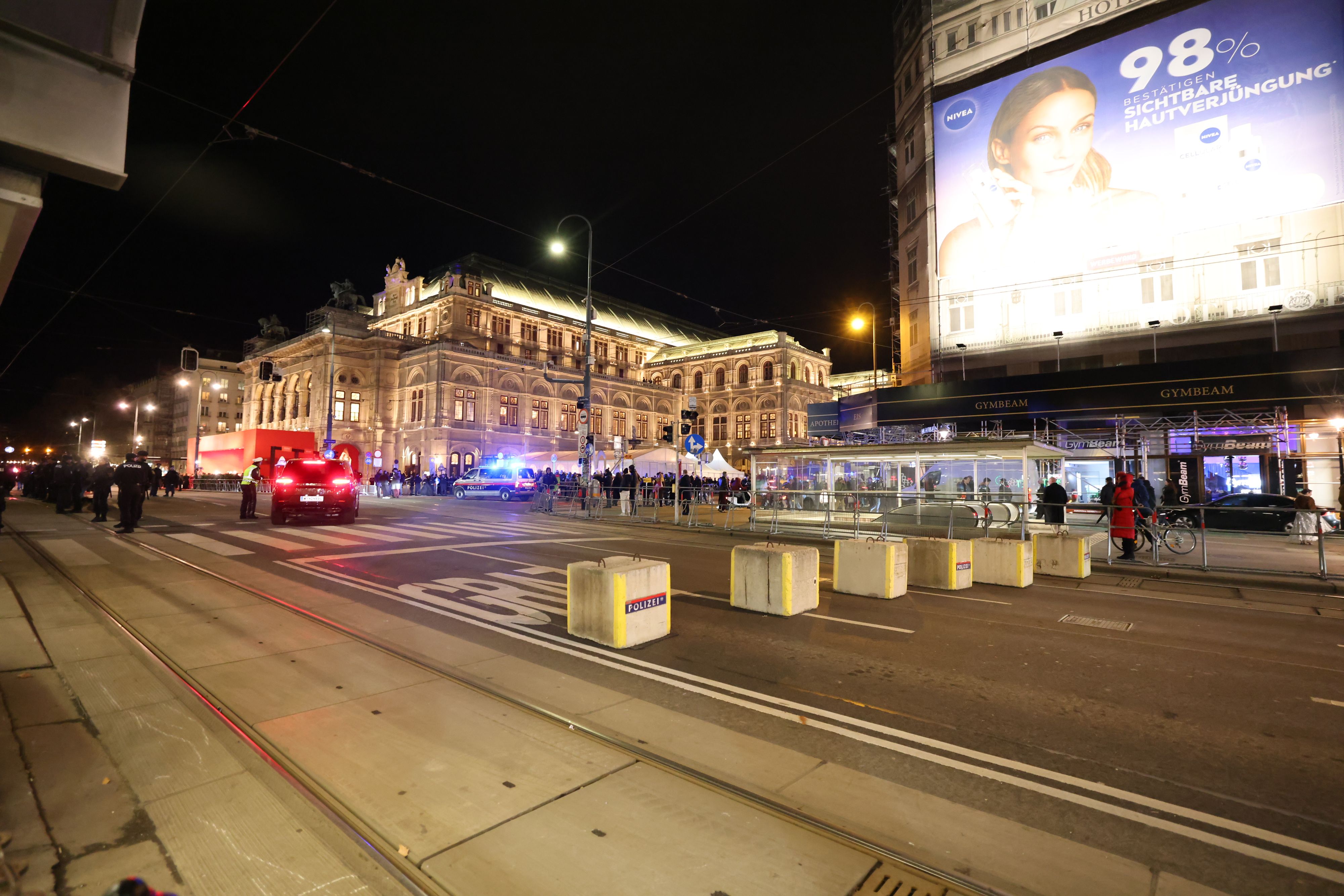 Die Betonpoller schützen den Eingangsbereich zur Oper.