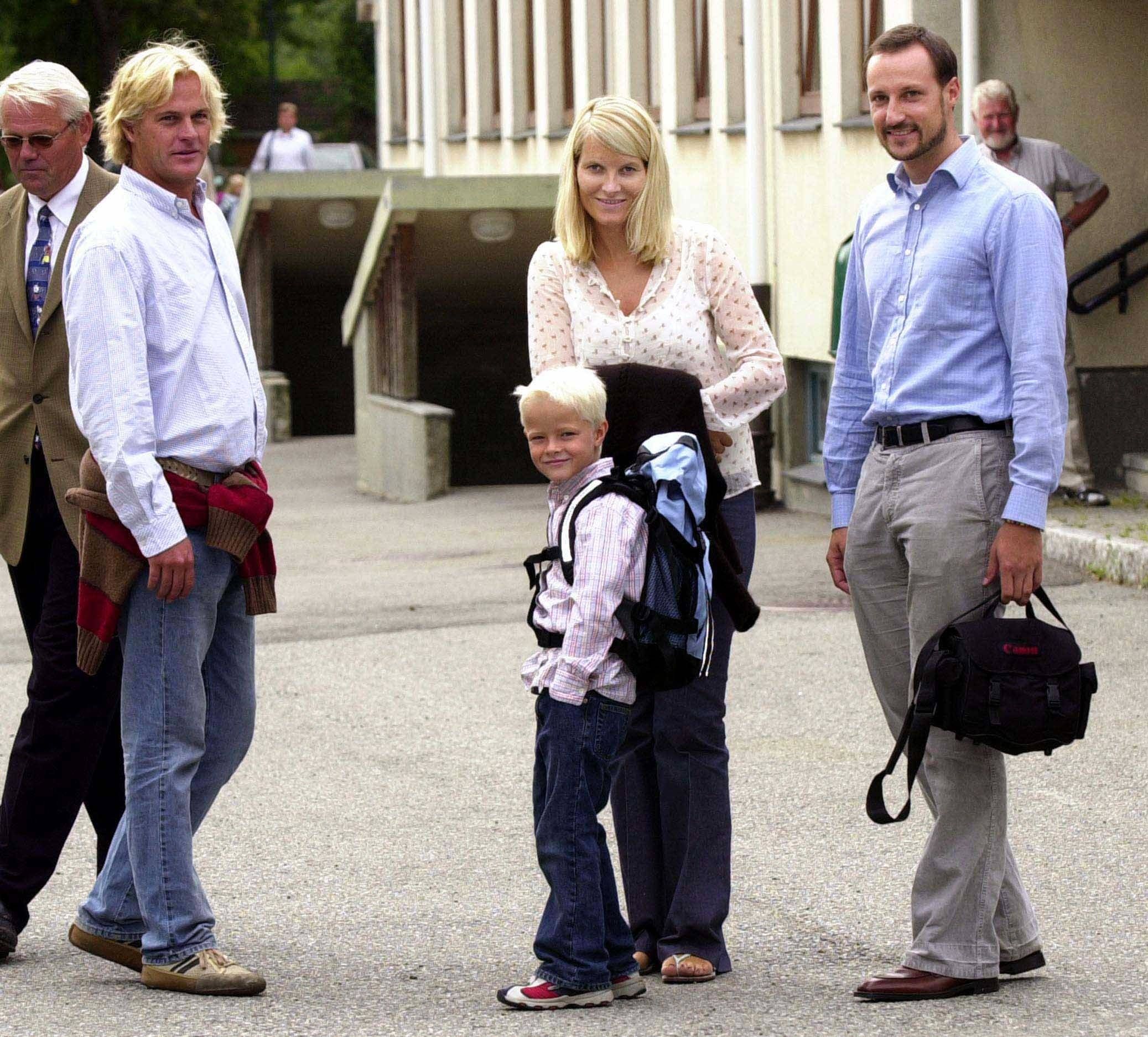 Marius Borg Høiby an seinem ersten Schultag an der Jansløkka School (2003) mit Kronprinzessin Mette-Marit, Kronprinz Haakon und seinem Vater Morten Borg (l.).