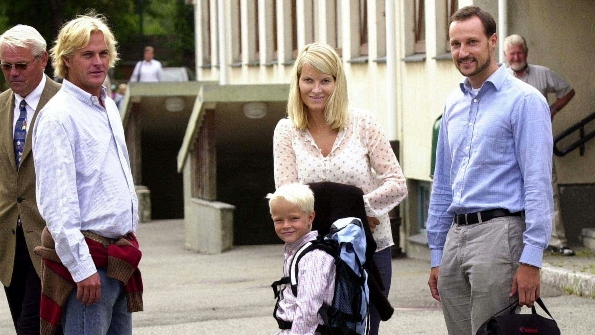 Marius Borg Høiby an seinem ersten Schultag an der Jansløkka School (2003) mit Kronprinzessin Mette-Marit, Kronprinz Haakon und seinem Vater Morten Borg (l.).