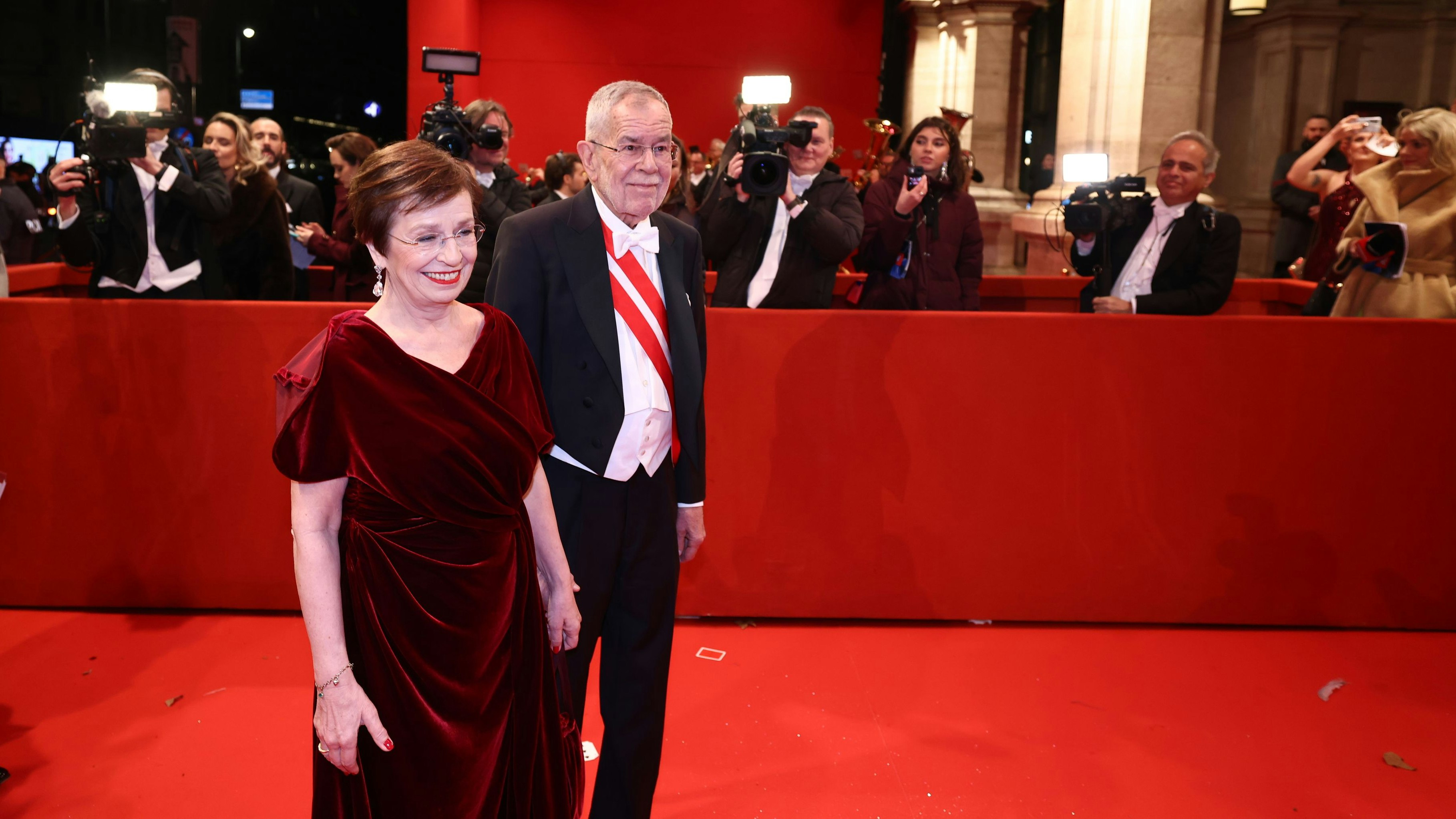 Bundespräsident Alexander Van der Bellen und Doris Schmidauer beim Opernball-Einzug in die Staatsoper