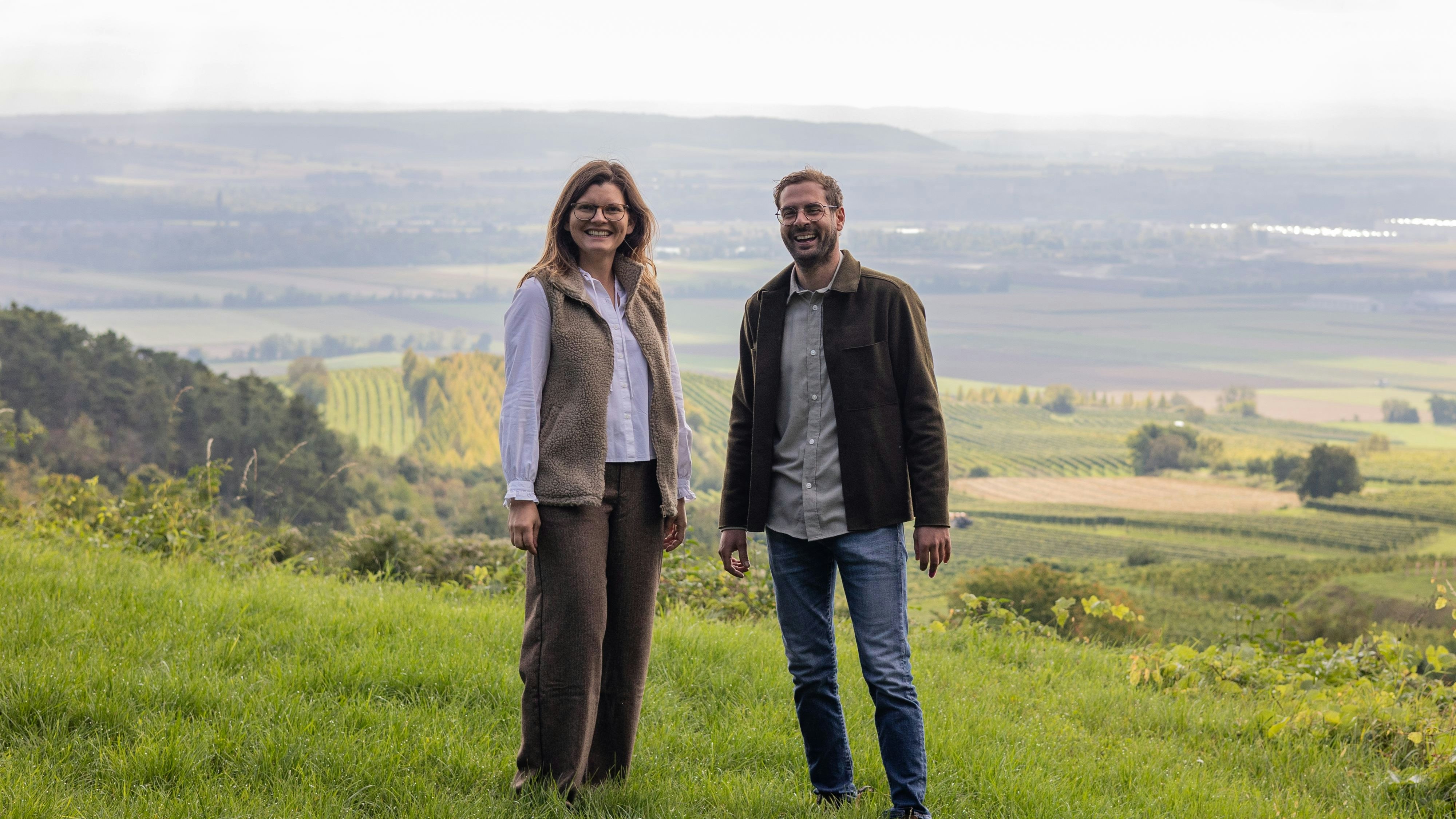 Viktoria Preiß und ihr Partner Klaus Wiebogen teilen sich die Aufgaben im Weinbau. Viktoria betreut die Vinifizierung im Keller und die Vermarktung, Klaus Wiebogen übernimmt die Leitung der Weingarten-Arbeiten.