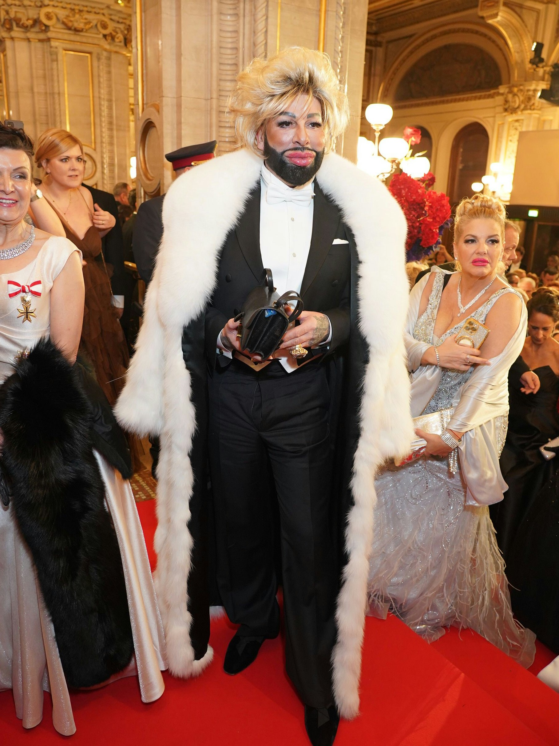 Modedesigner und Unternehmer Harald Glööckler auf der Feststiege des Opernballs 2026 trifft mit blonder Löwenmähne ein.