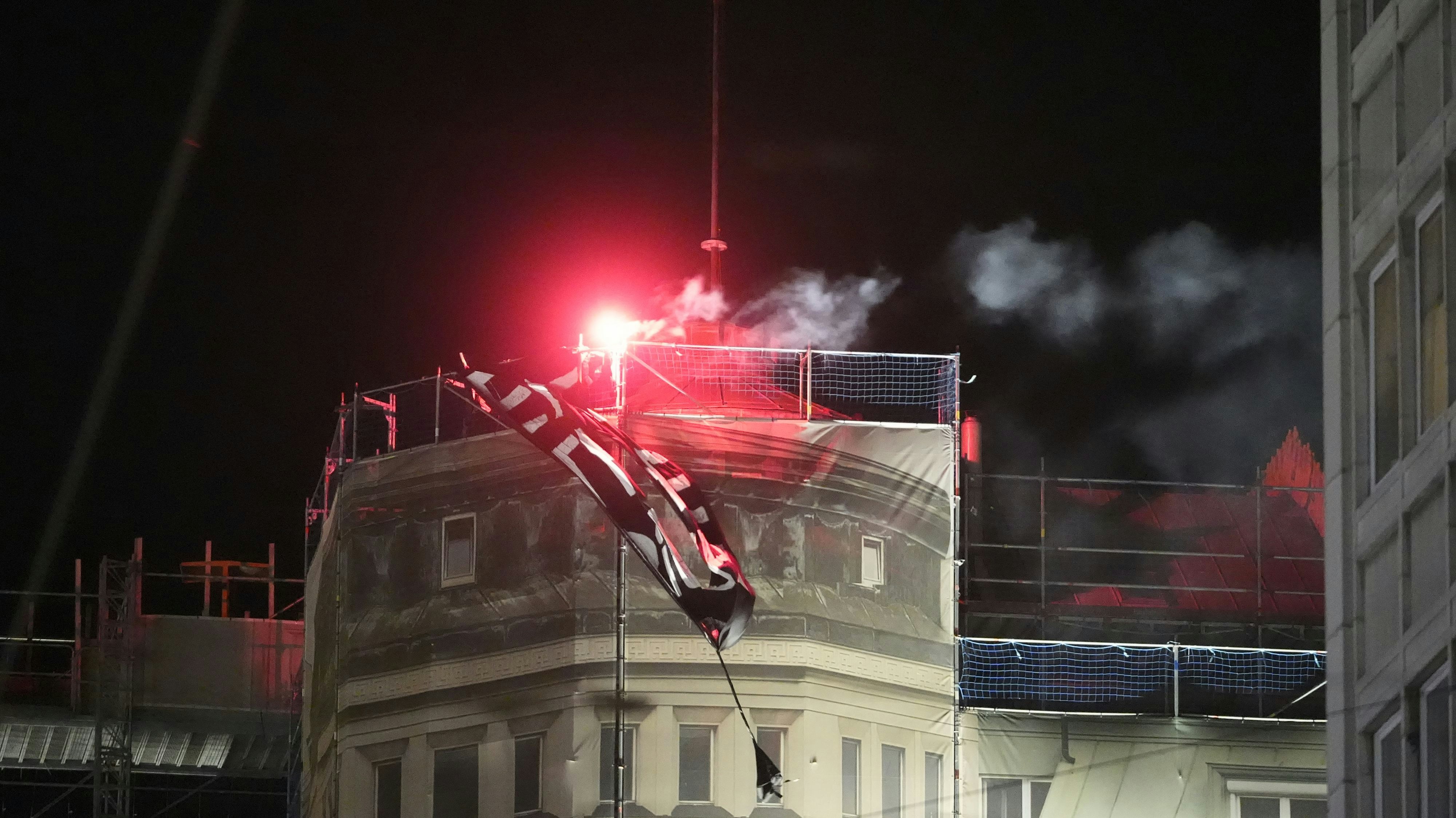 Heute.at - Pyro am Dach! Großes Polizeiaufgebot bei Opernball-Demo