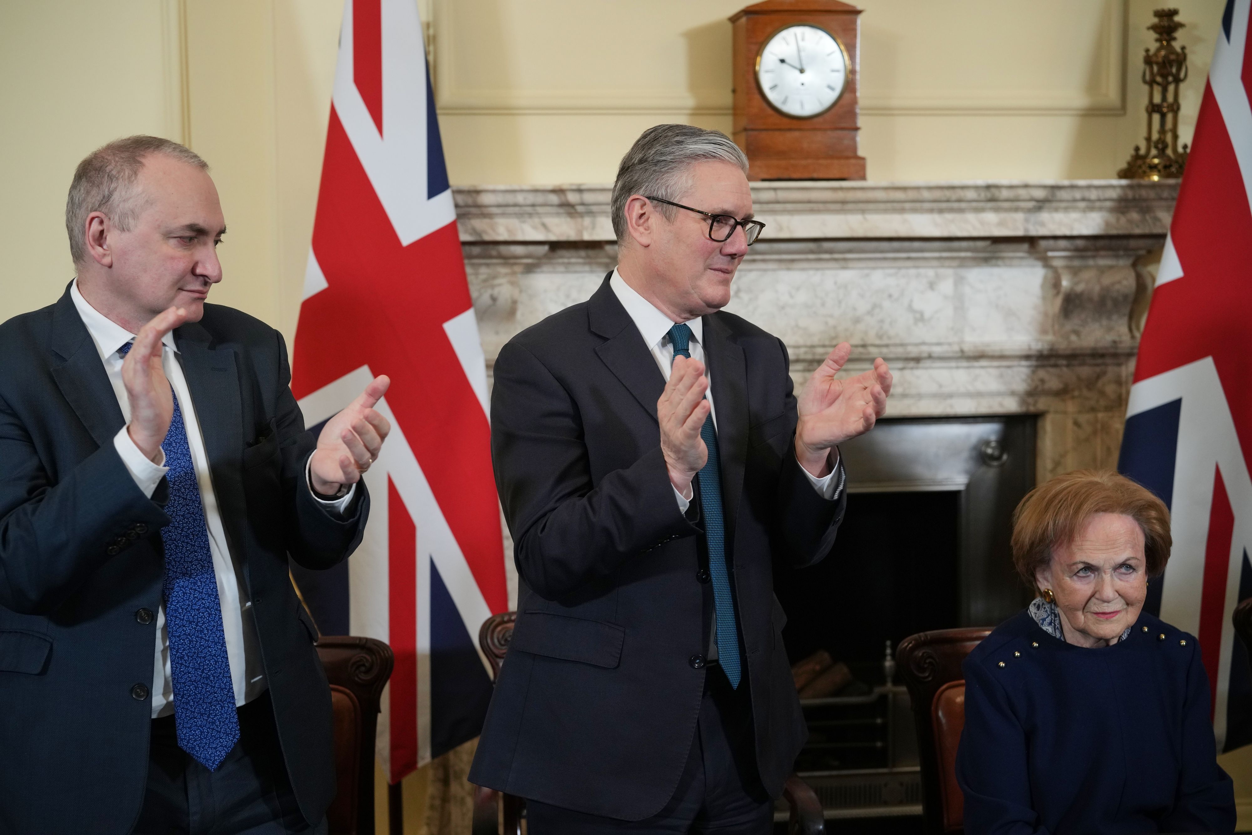 Chris Wormald (l.), der Kabinettssekretär und Chef vom öffentlichen Dienst, tritt zurück. Ein weiterer schwerer Schlag für Premierminister Keir Starmer.