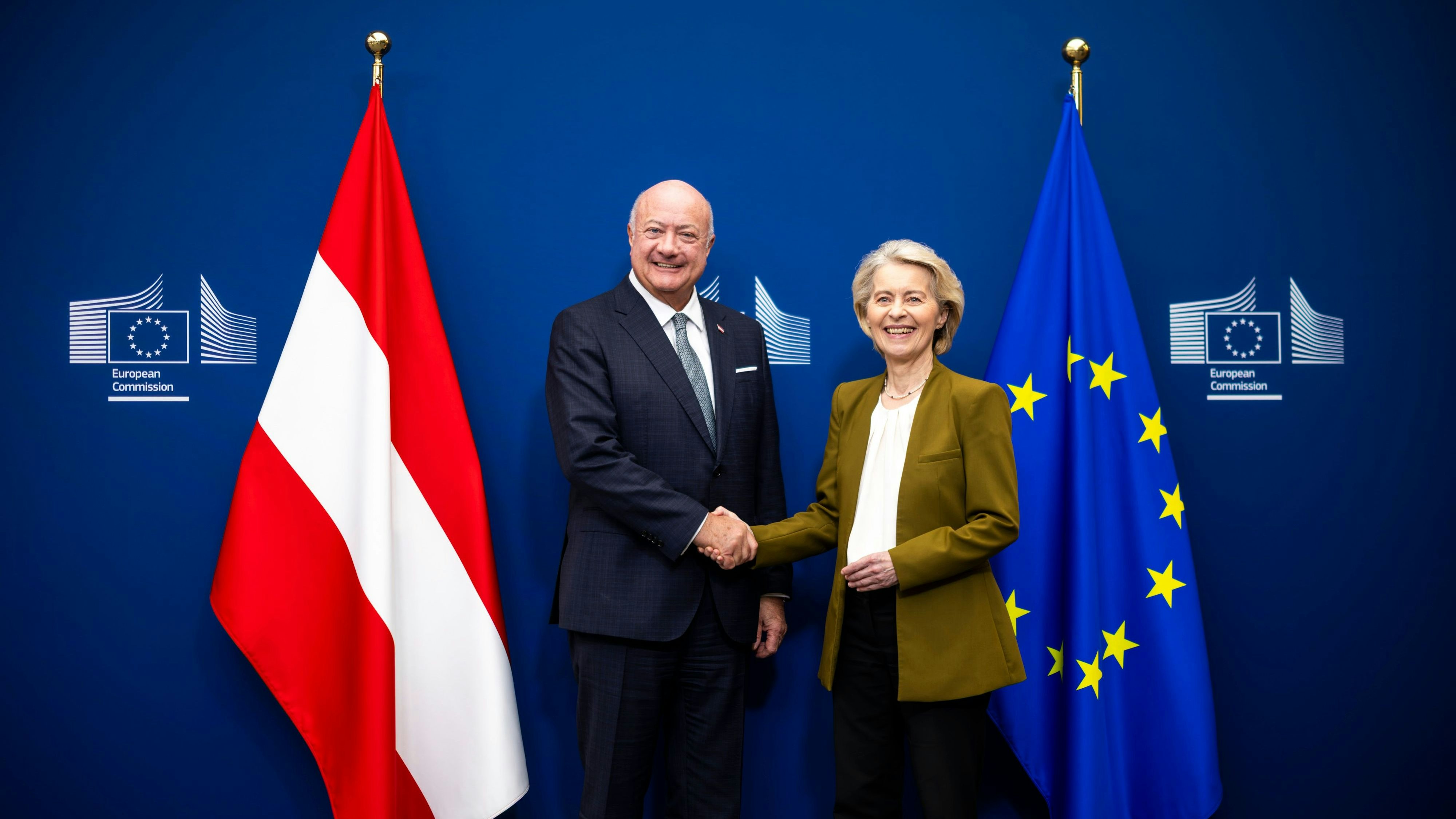 Bundeskanzler Stocker beim Arbeitsgespräch mit EU-Kommissionspräsidentin von der Leyen. Der Kanzler pocht auf ein Ende des Österreich-Aufschlags.