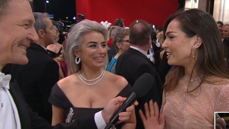 Andi Knoll fordert Lilli Paul-Roncalli am Opernball zum Kronleuchter-Stunt heraus.