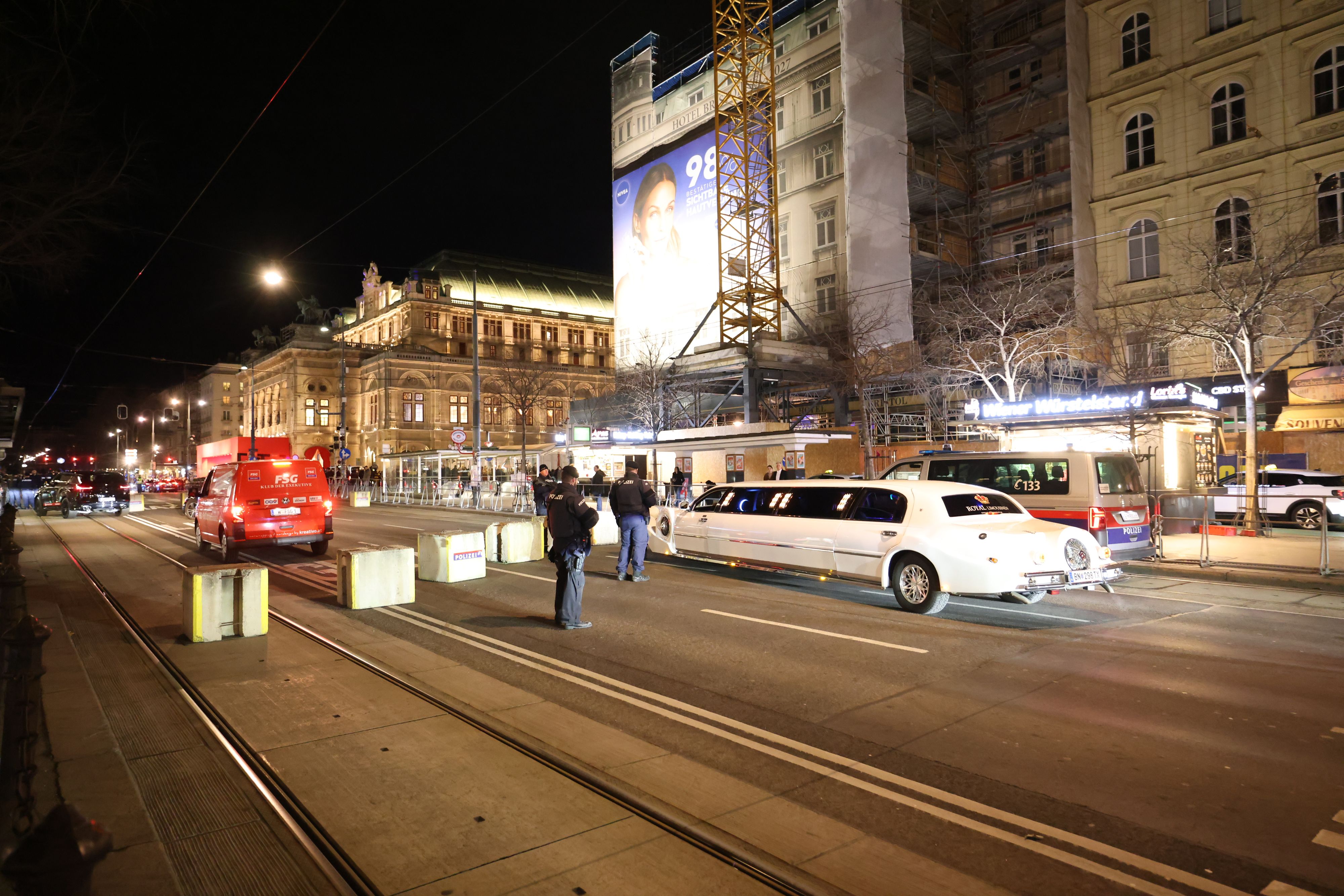Heute.at - Terror-Gefahr! Polizei stellt Betonpoller vor Oper auf