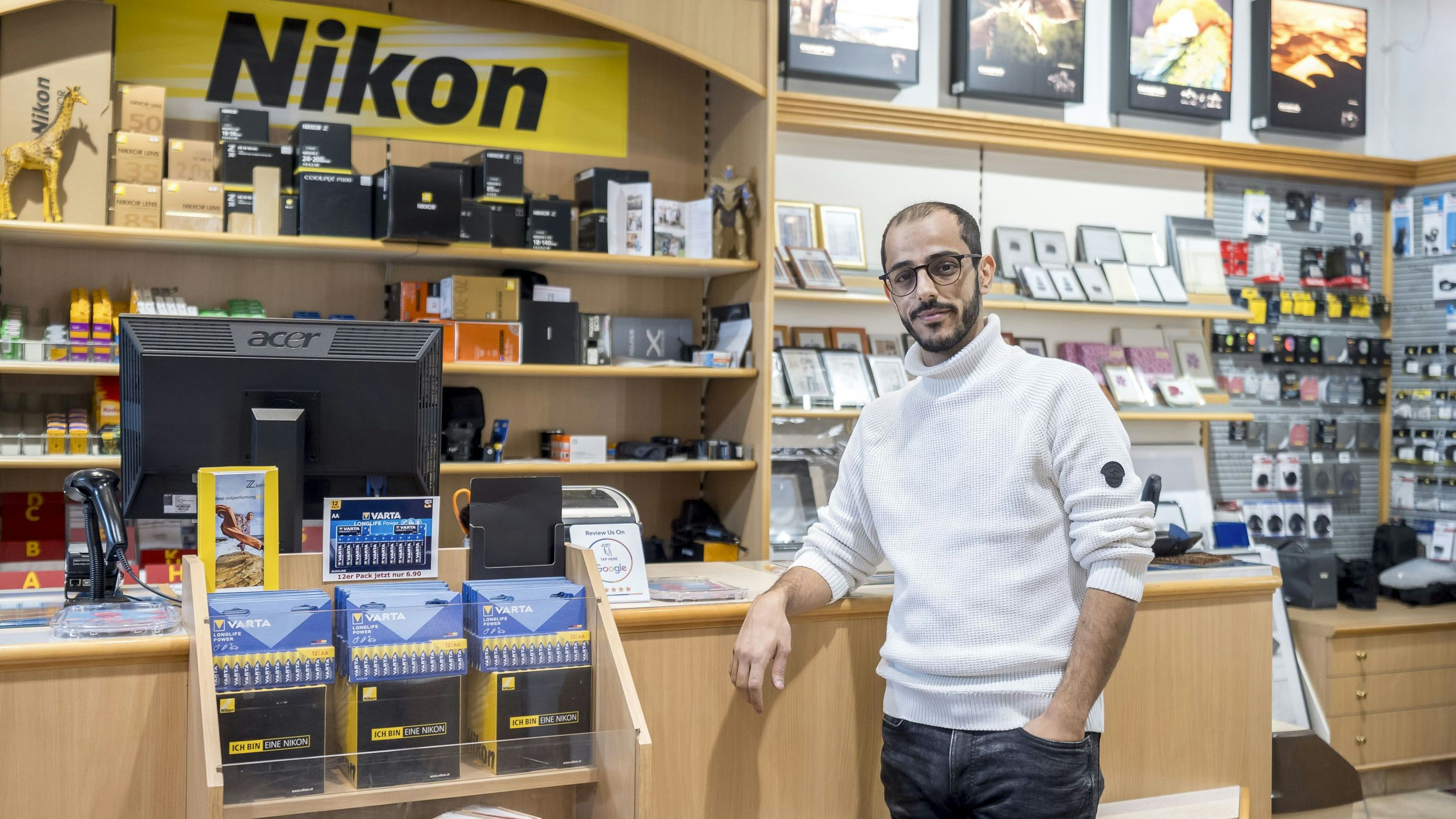 louai abdul fattah hat nach seiner flucht aus syrien das fotogeschäft foto soyka auf der praterstraße übernommen, flüchtling, fotograf, 20260210 foto: helmut graf/tageszeitung heute