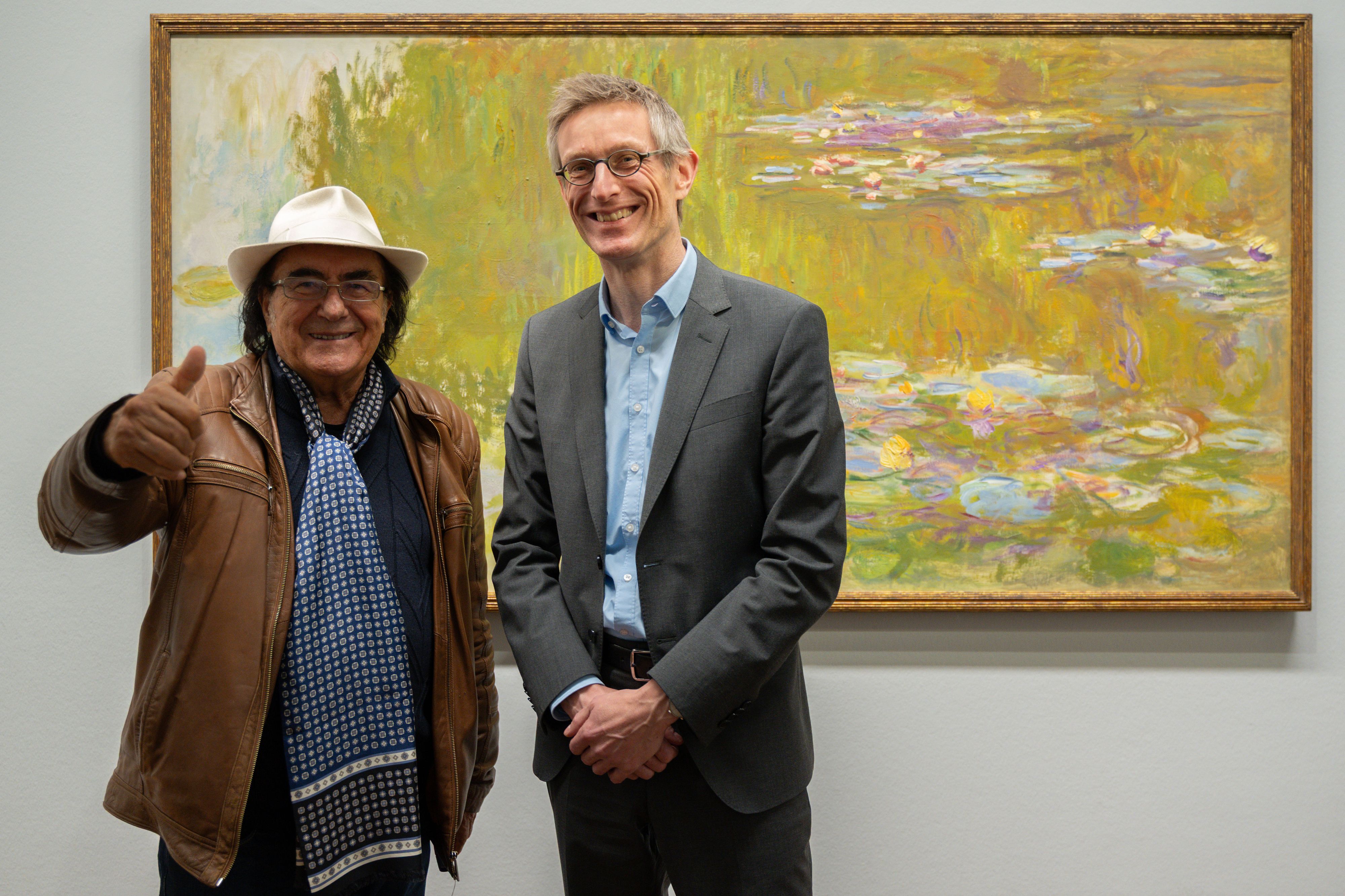 Kunst trifft Künstler: Der Sänger und Winzer Al Bano besucht vor dem Opernball die Albertina. Der Italo-Sänger zeigt sich hier mit Direktor Ralph Gleis vor einem Monet begeistert.