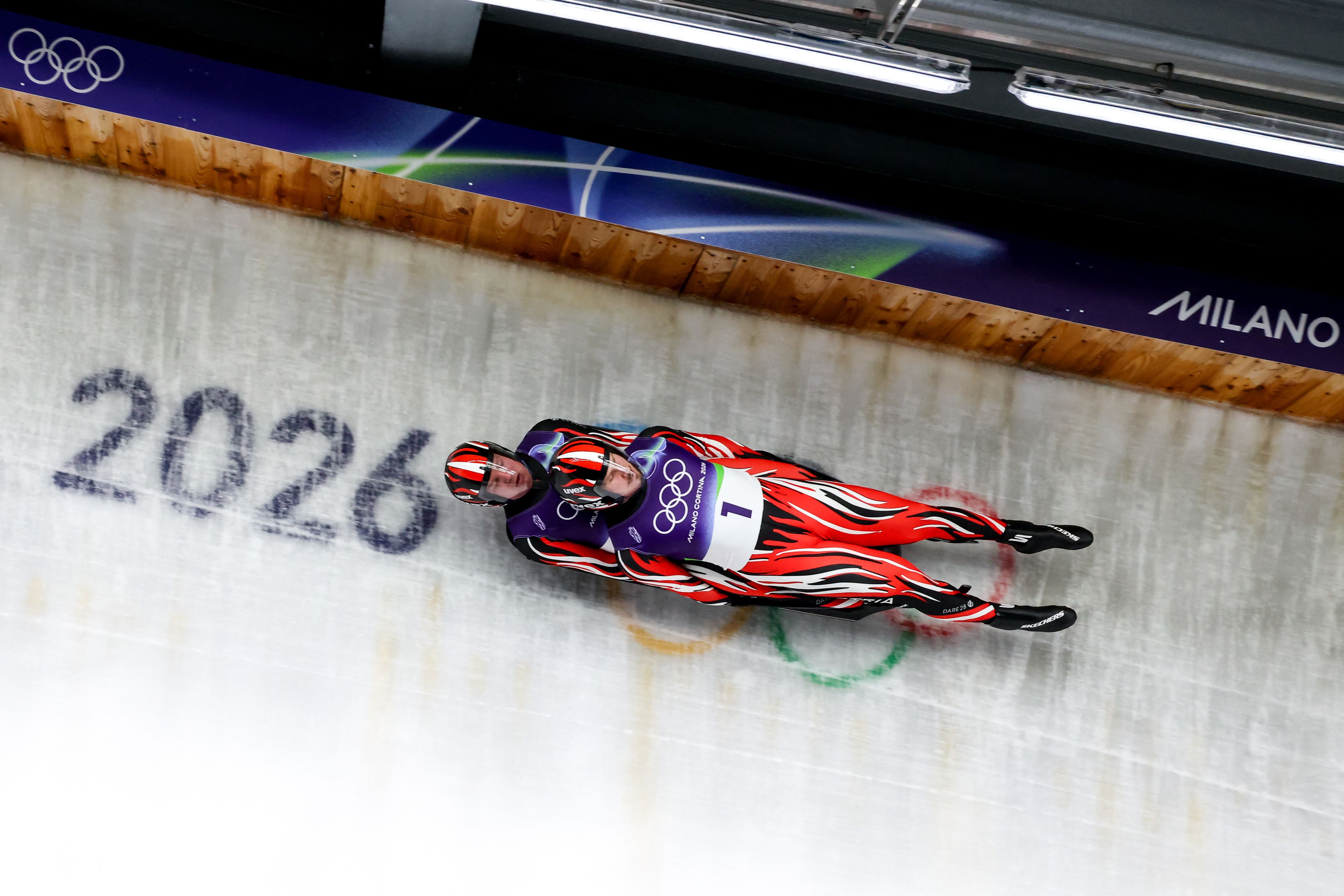 Die Rodler rasen im Eiskanal von Cortina um Gold, Silber und Bronze.