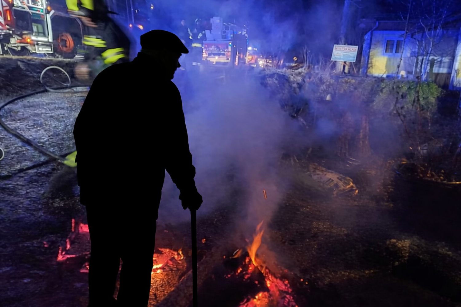 In Bad Goisern brannte ein Haus neben der Straße. Eine Autofahrerin rettete einen älteren Bewohner.