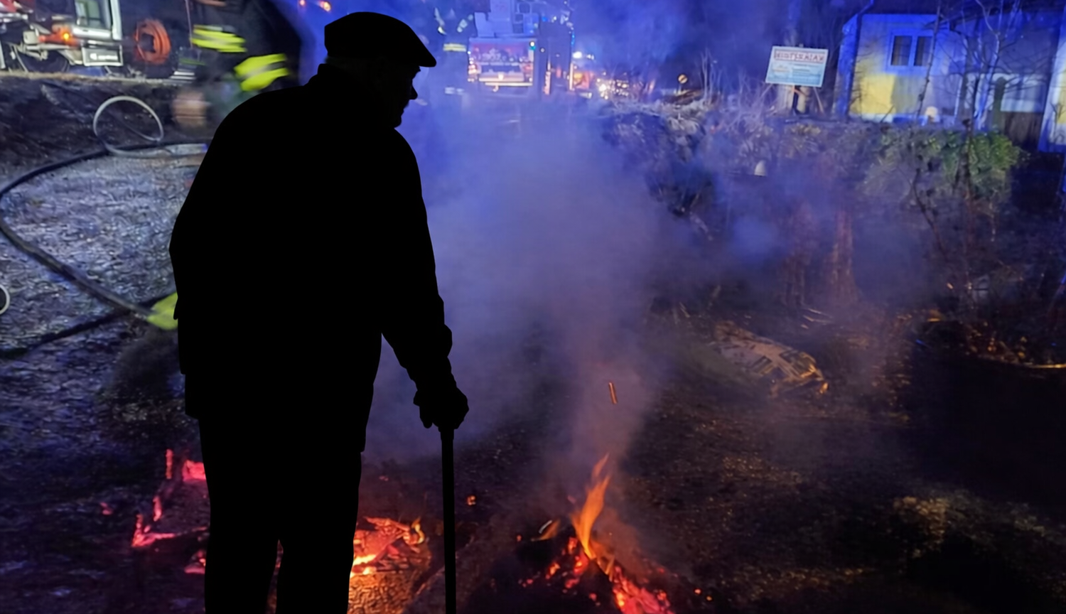 In Bad Goisern brannte ein Haus neben der Straße. Eine Autofahrerin rettete einen älteren Bewohner.