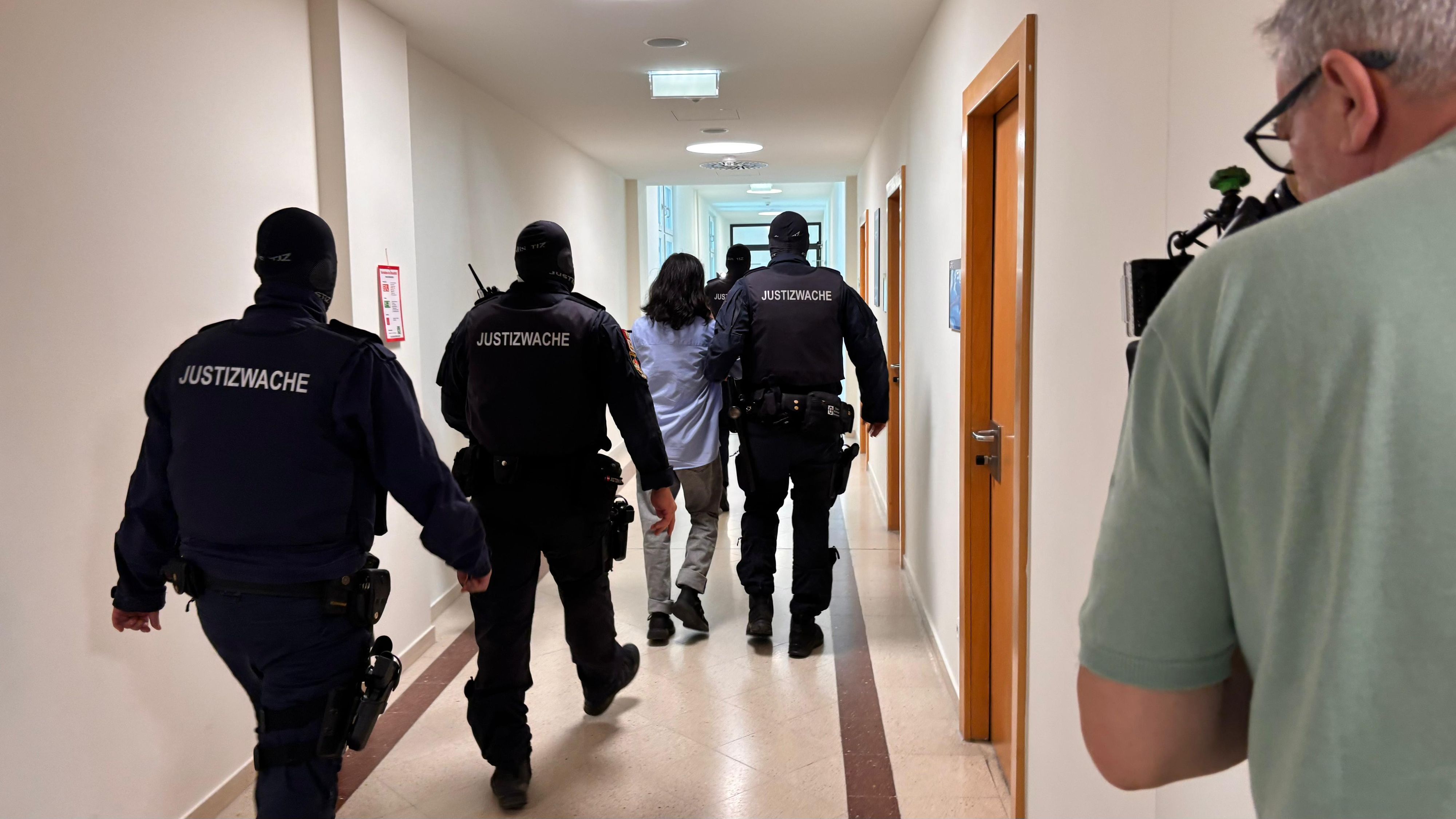 Im Juli 2025 wurde der 15-Jährige wegen Anschlagsplänen am Wiener Westbahnhof verurteilt.