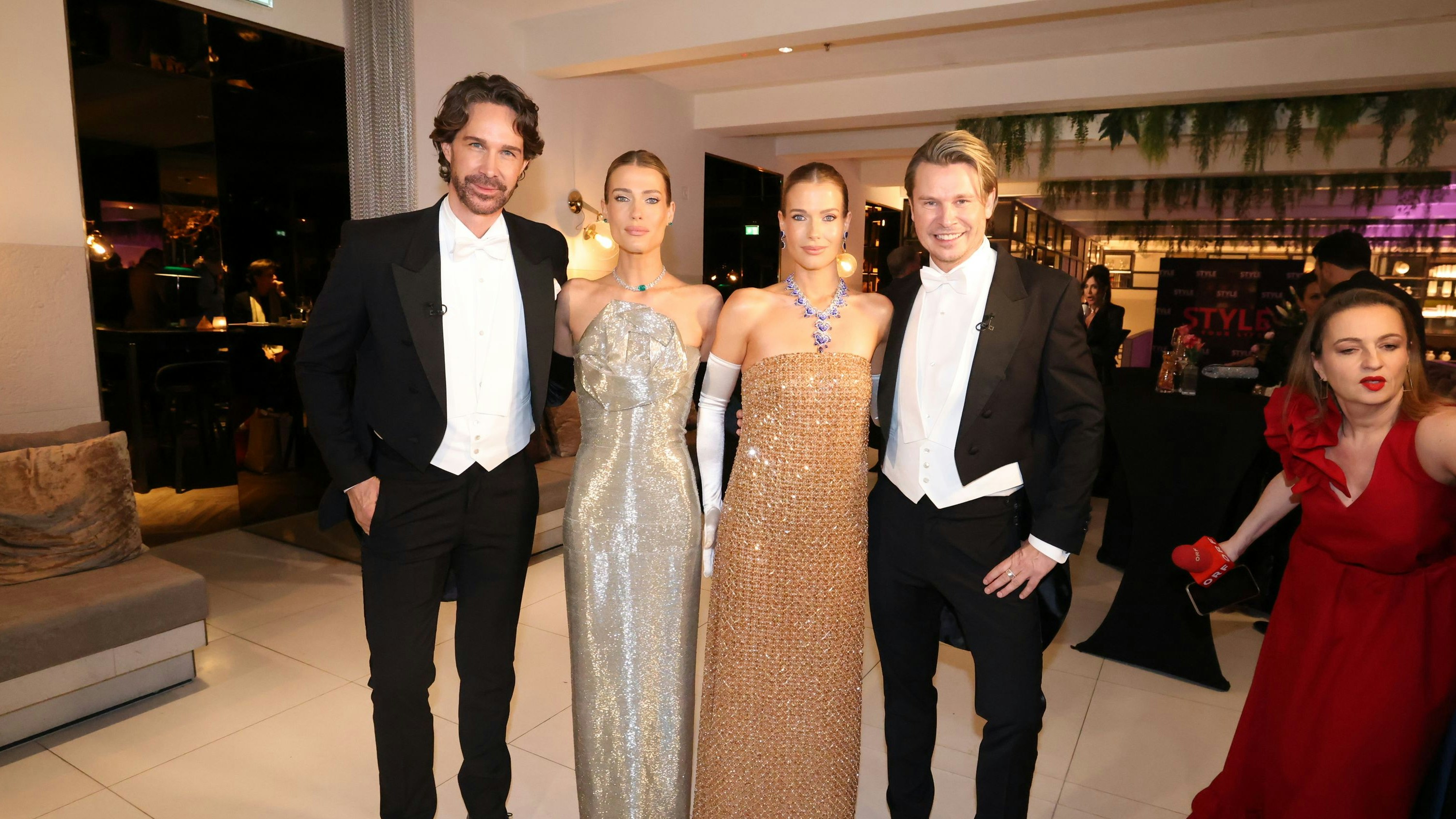 Amelia Spencer & Lady Eliza Spencer kommen in die Loge von Adi Weiss und Michael Lameraner.