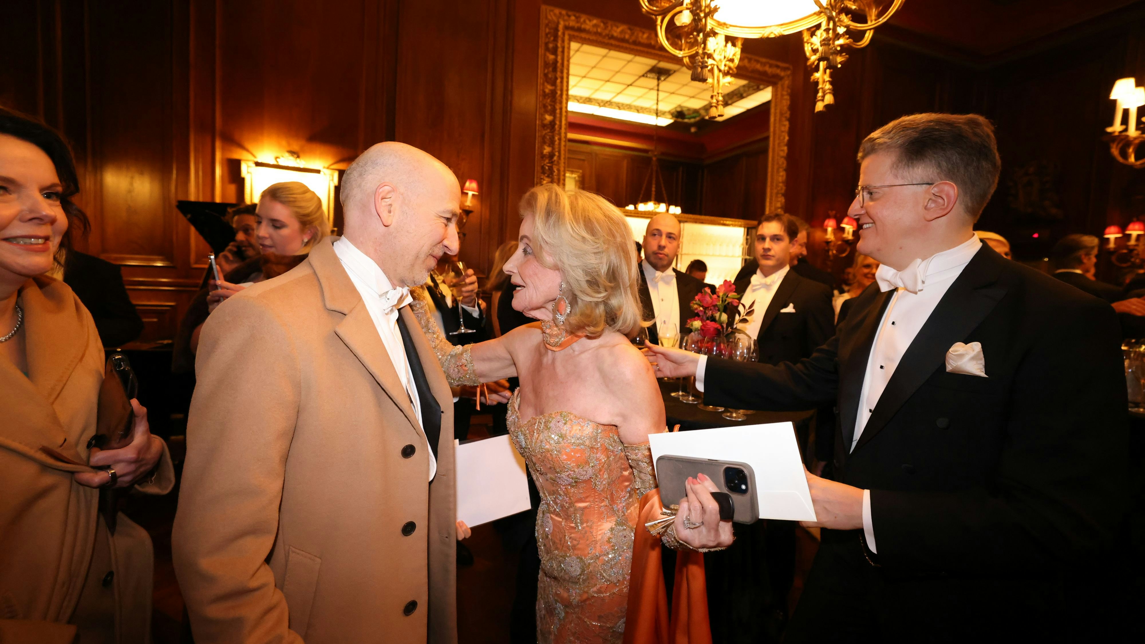 Nationalbank-Chef Martin Kocher mit Sacher-Lady Elisabeth Gürtler beim Empfang im Sacher vor dem Ball.