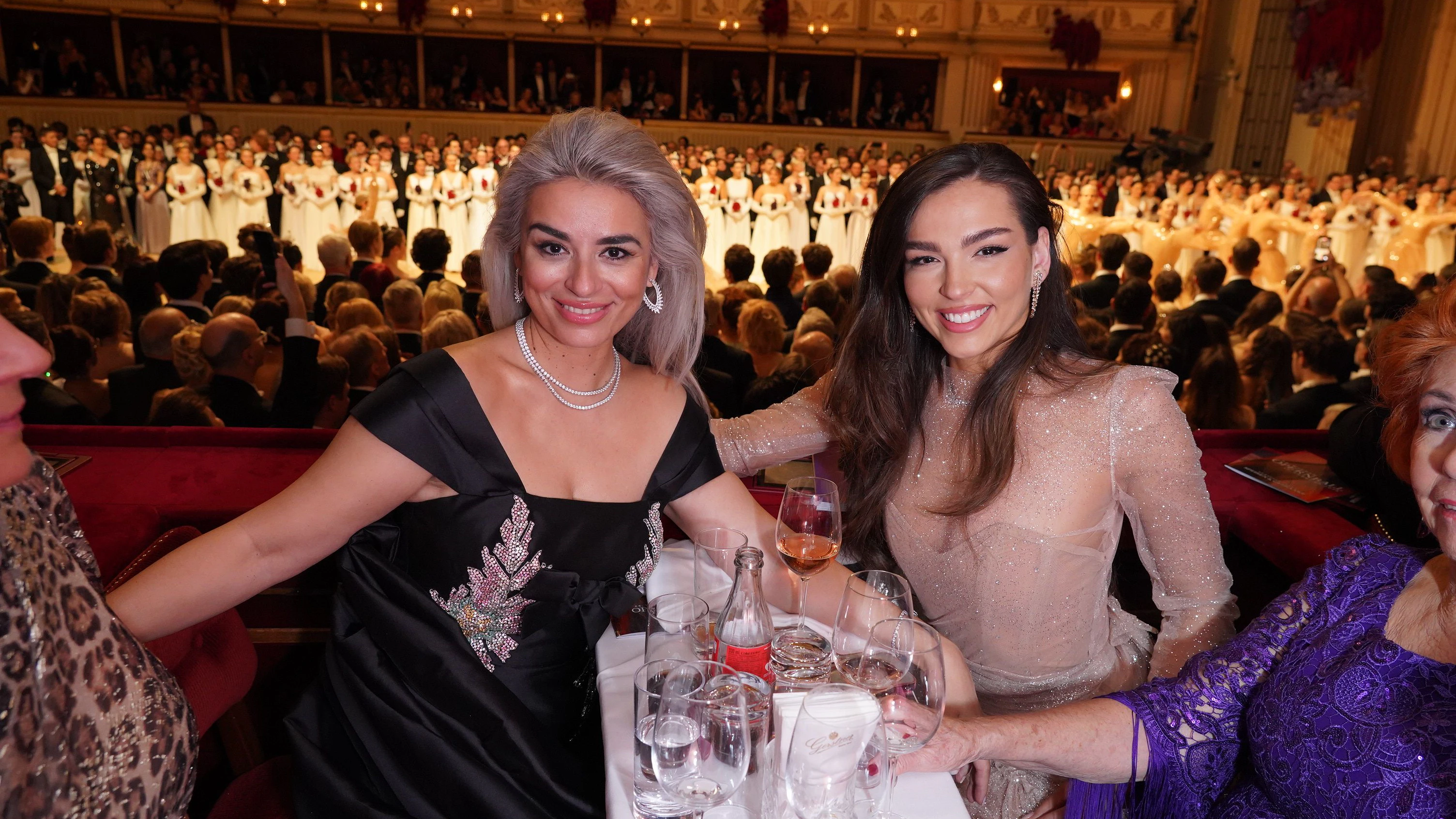 Amra Deisenhammer mit Lili Paul Roncalli (v.l.) in der Longe während der Eröffnungszeremonie.