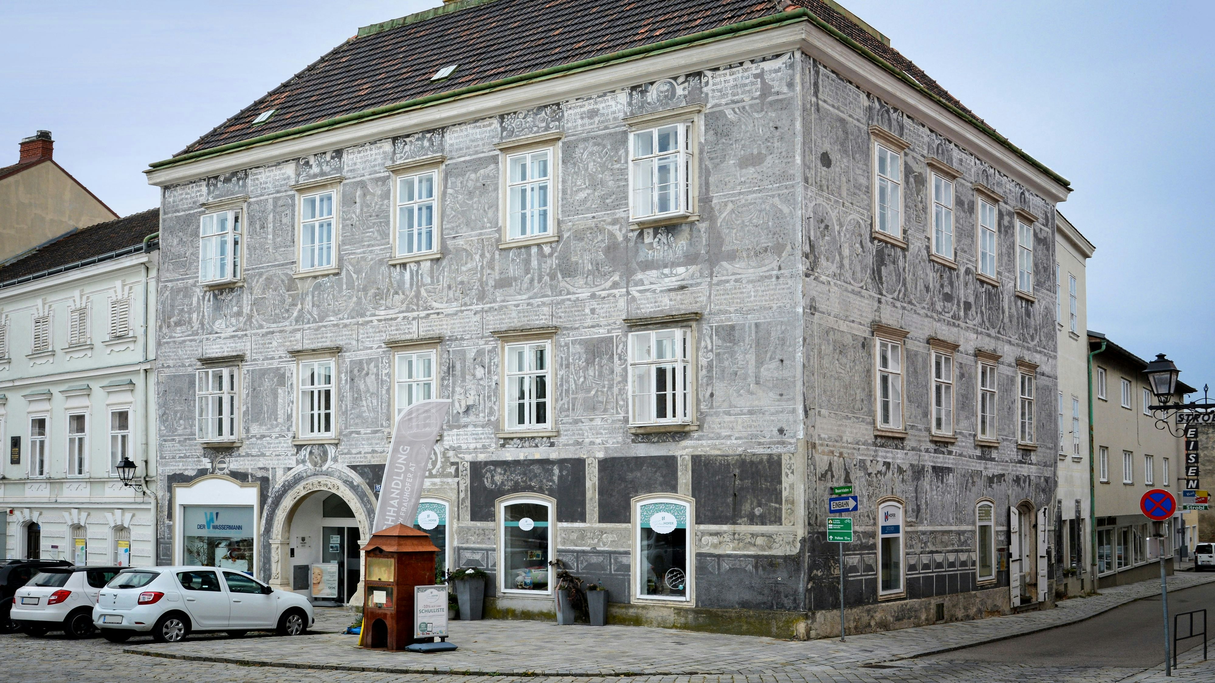 Das historische Sgraffitohaus ist ein wahrer Blickfang direkt am Hauptplatz der Stadtgemeinde Retz.