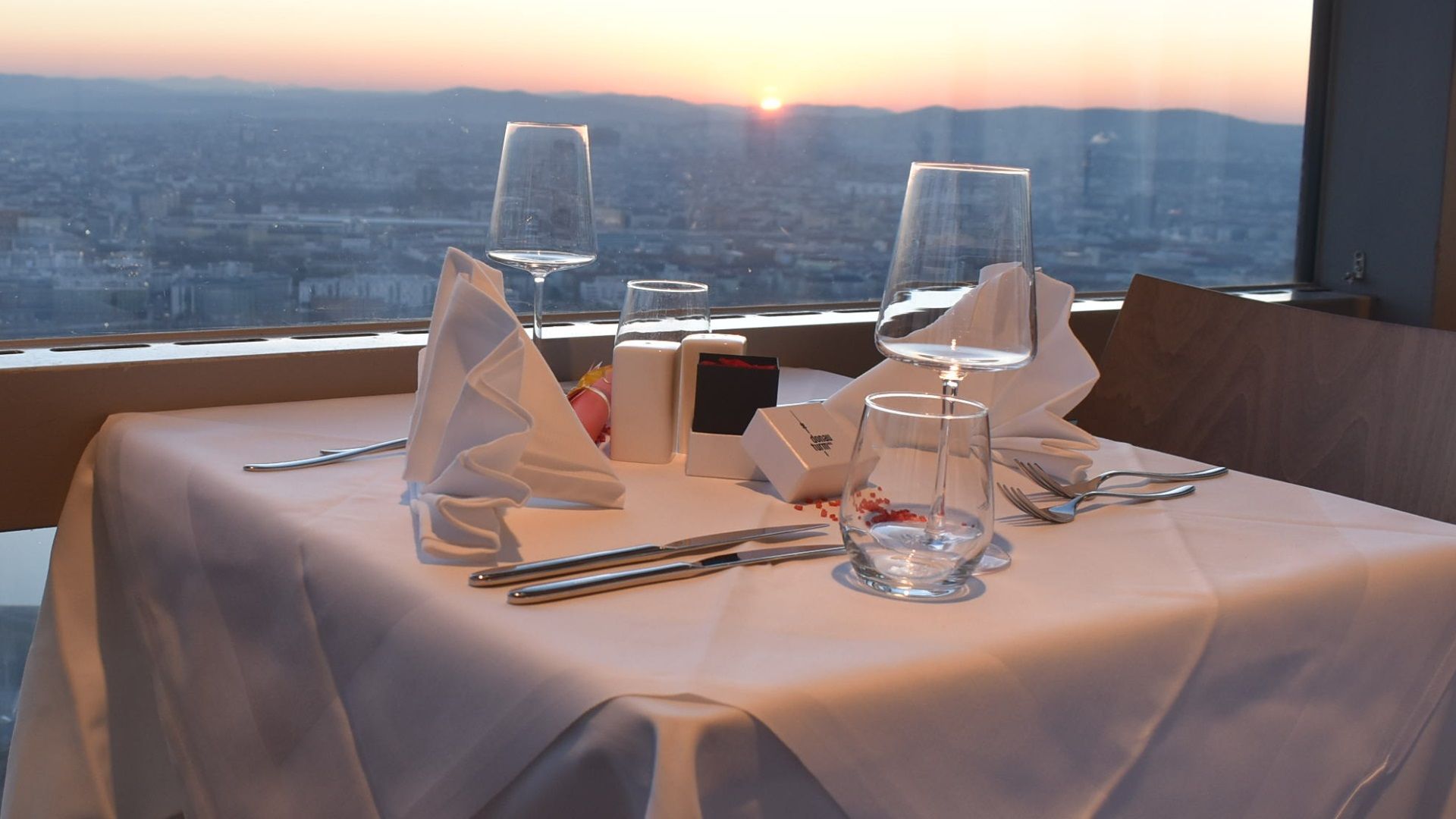 Heute.at - Valtentinstag lockt mit Liebes-Dinner in 170 Meter Höhe