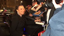 Fran Drescher begeistert Fans mit Autogrammen