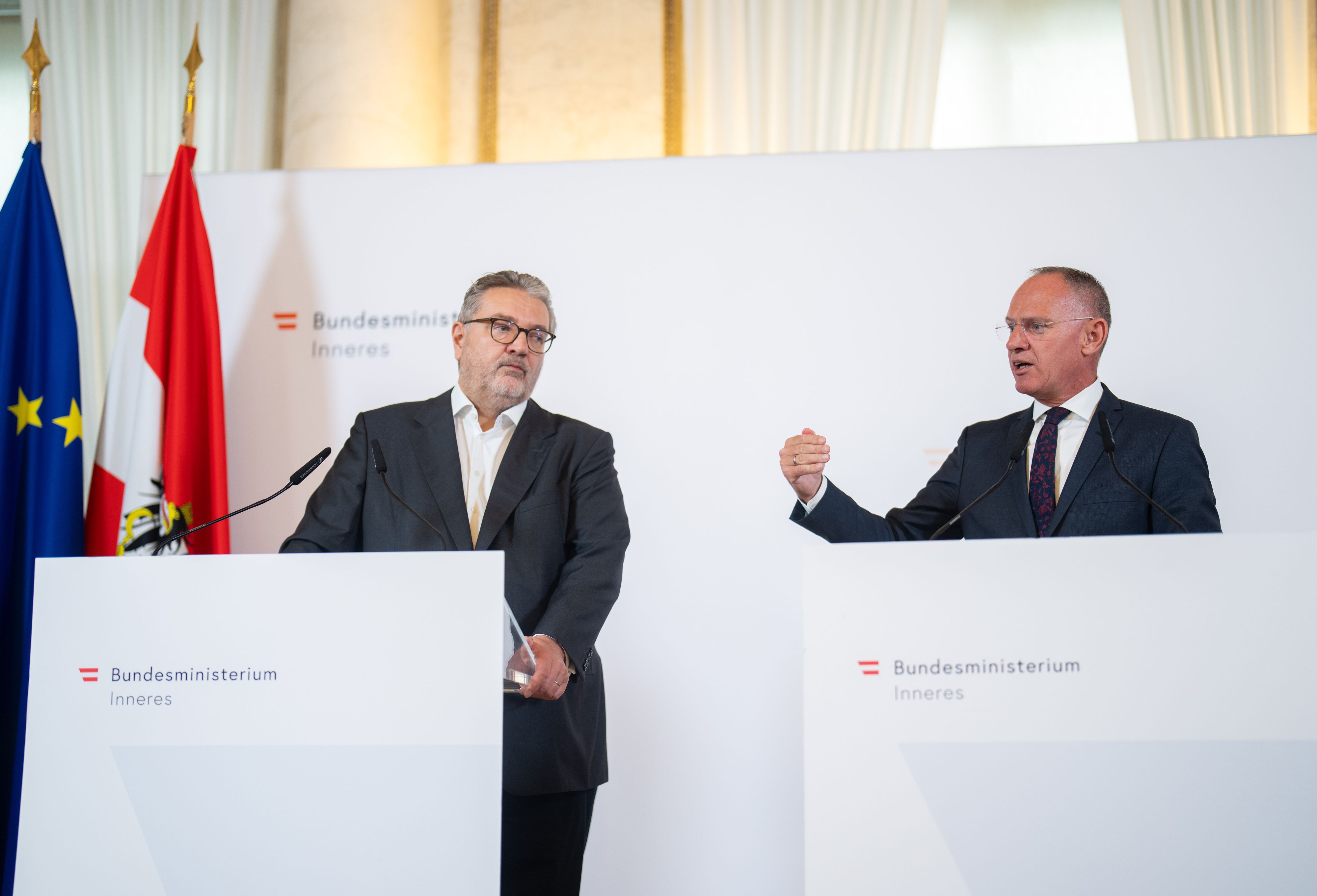 Um die Verteilung von Flüchtlingen ist ein neuer Streit entbrannt.