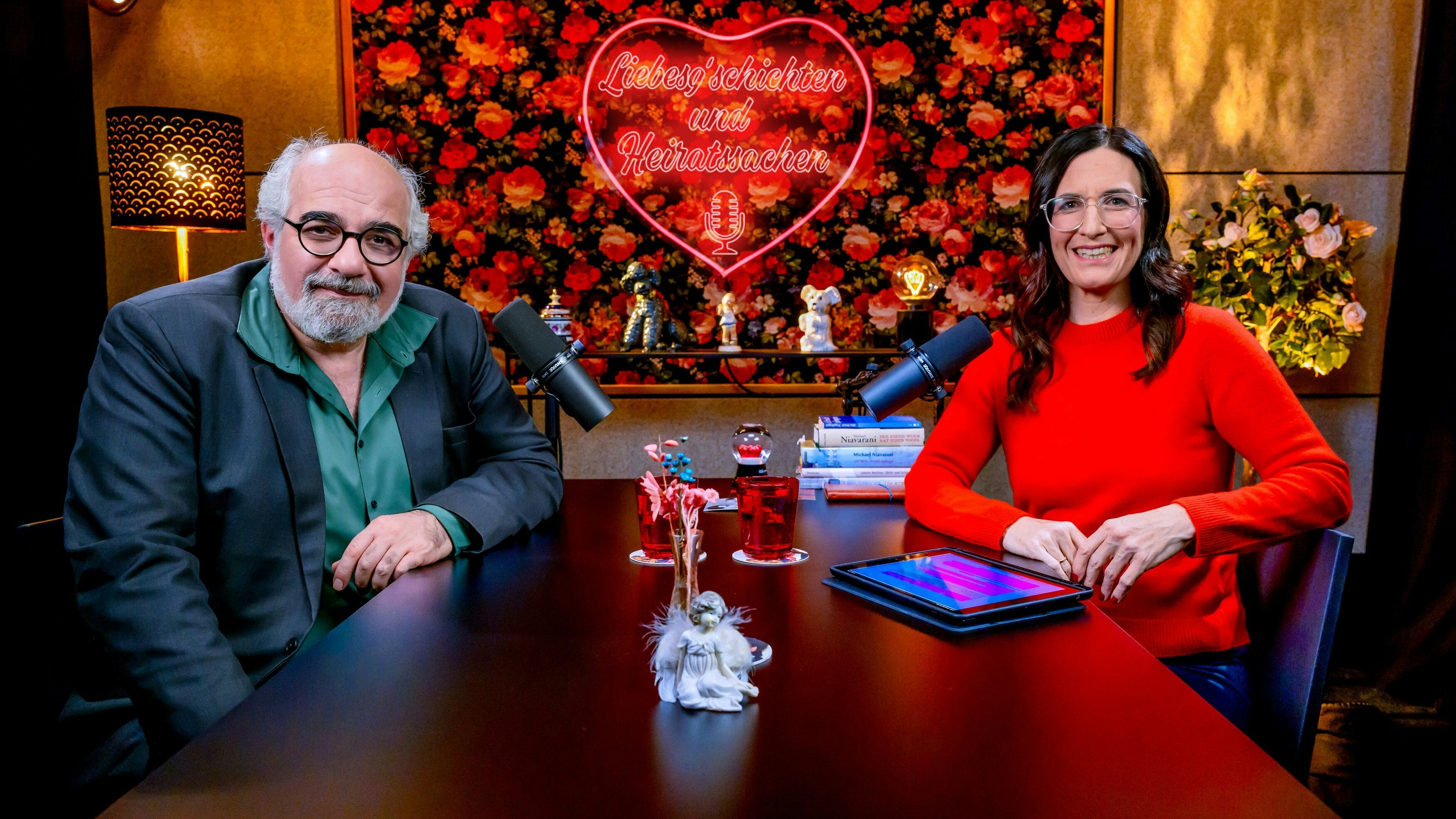 Liebesg'schichten und Heiratssachen - Der Podcast - Der neue Videopodcast von Nina Horowitz - zu Gast in Folge 1: Kabarettist Michael Niavarani Nina trifft Nia. Was war Michaels Niavaranis größte Liebesschlappe, was findet er romantisch, wie oft wurde er trotzdem schon verlassen und welchen Gag stiehlt er Nina Horowitz direkt im Studio? Im neuen "Liebesg'schichten und Heiratssachen"-Podcast von Nina Horowitz wird niemand verkuppelt. Doch auch hier geht's um die Liebe, um Beziehungen und alles, was dazu gehört. In jeder Folge lädt Horowitz einen Gast zum persönlichen Gespräch und spricht - mal mit Prominenten, mal mit Expert:innen - über die großen und kleinen Fragen des Liebens und des Lebens. - Im Bild: Michael Niavarani, Nina Horowitz. Foto: ORF/Hans Leitner. Veröffentlichung honorarfrei nur für redaktionelle Berichterstattung in Sendungszusammenhang und mit Copyrightangabe. Kontakt: foto@orf.at