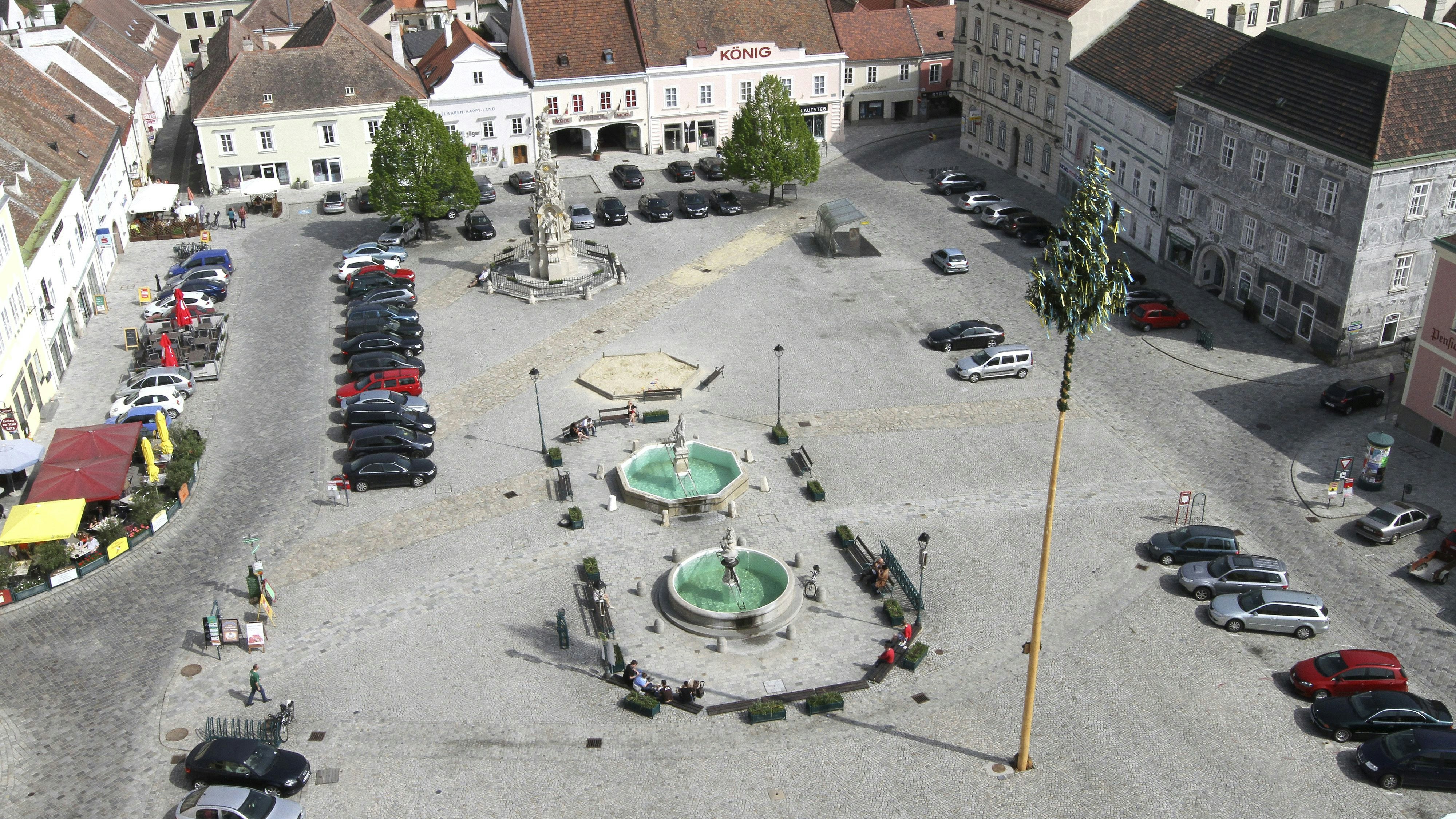 Der historische Hauptplatz von Retz mit dem Sgraffitohaus (rechts).