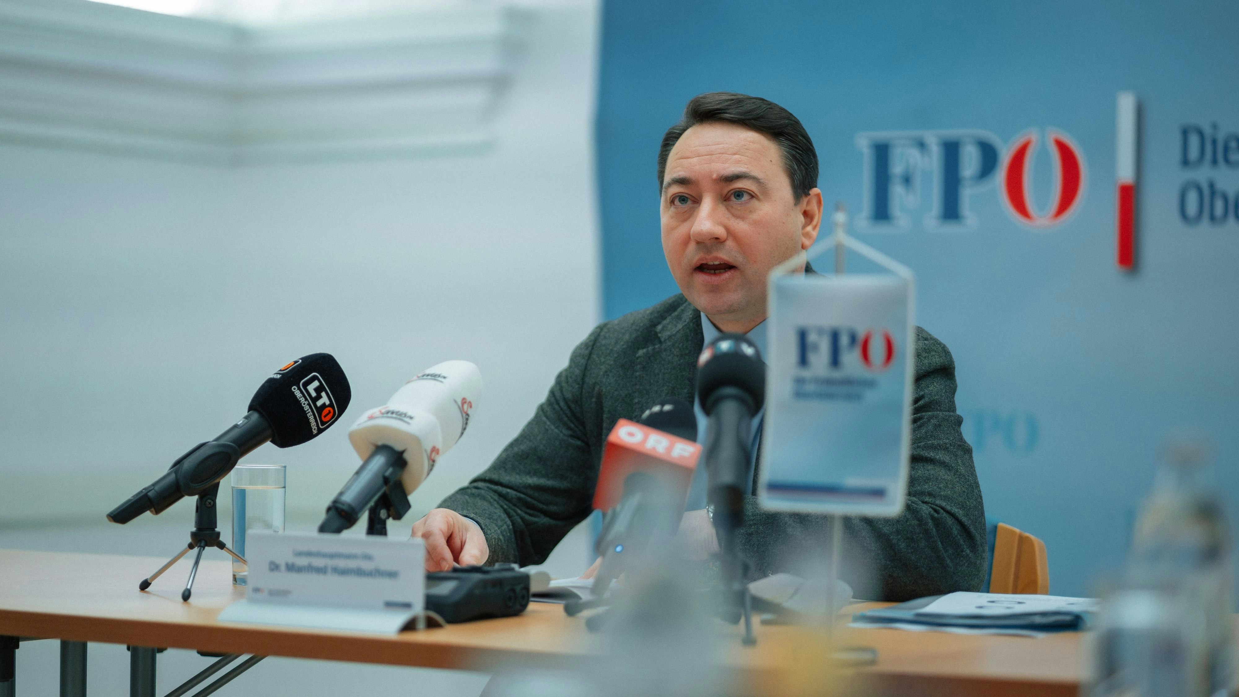 Manfred Haimbuchner bei der Pressekonferenz in Linz.