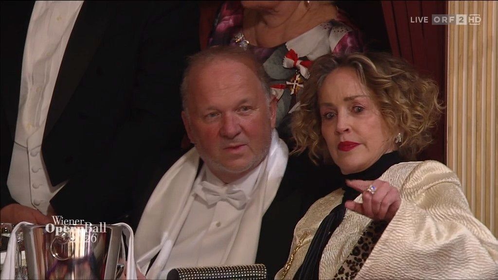 Sharon Stone nimmt in Karl Guschlbauers Opernball-Loge Platz.