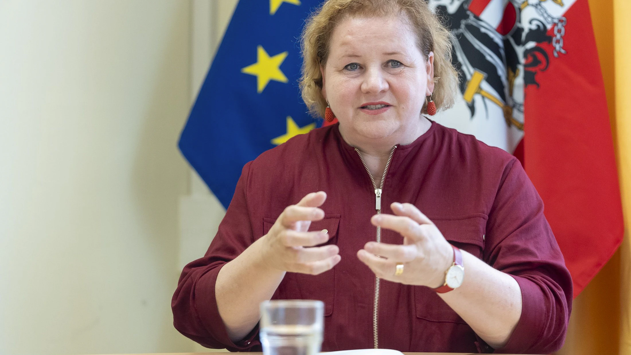 Sozialministerin Korinna Schumann (SPÖ) setzt Entlastung für armutsgefährdete Familien zum Schulbeginn 2026 fort.
