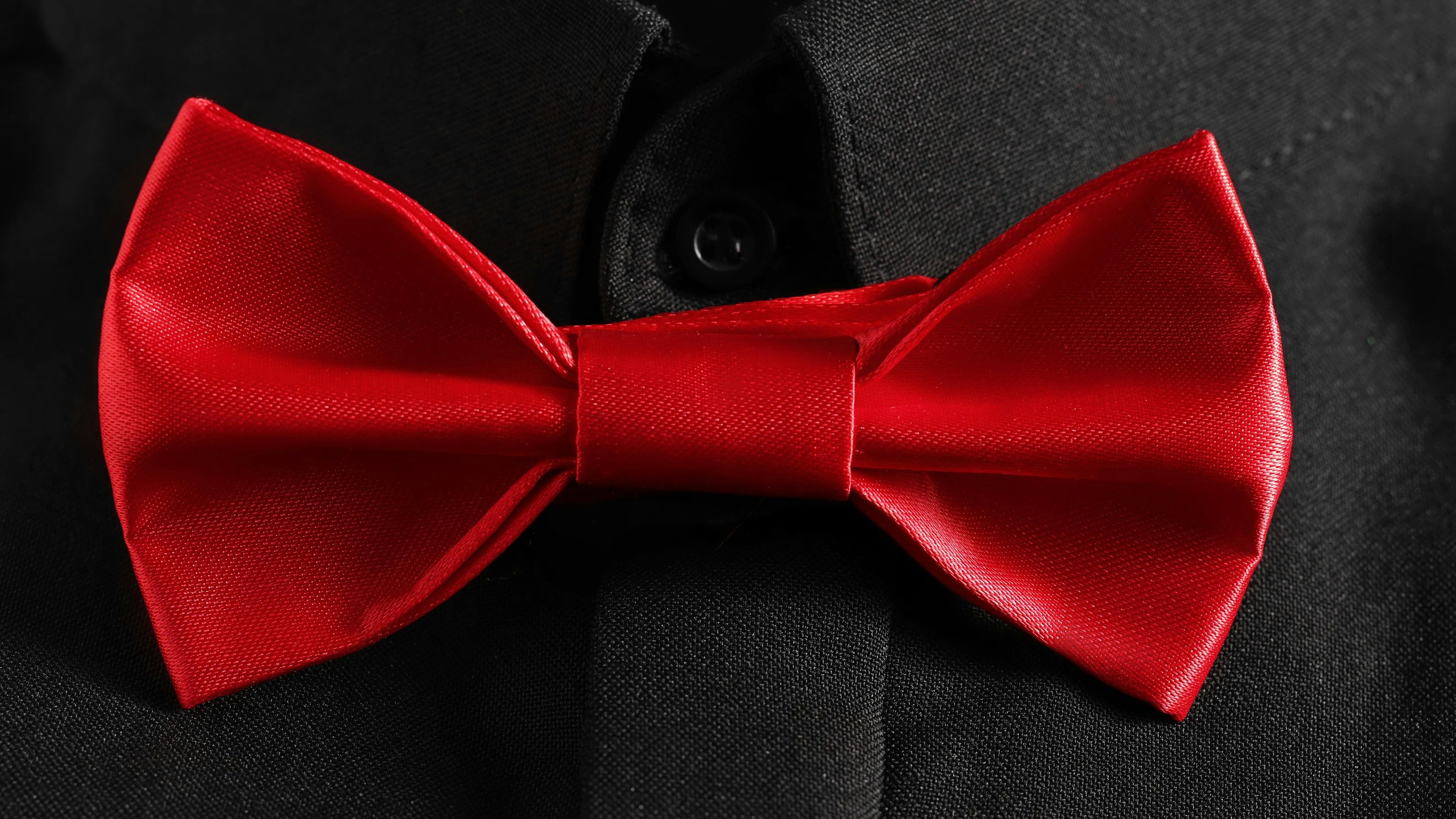 Die Polizei sucht nach einem jungen Mann in schwarzem Hemd und roter Masche.