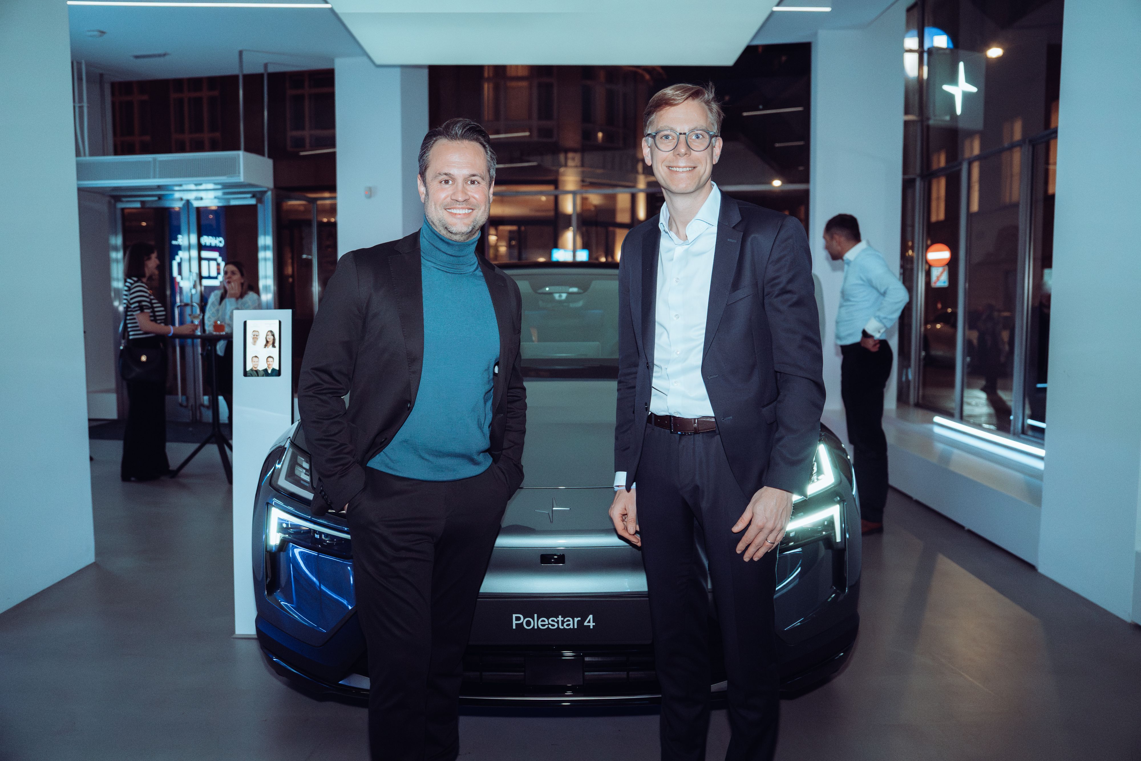 Matthias Schabetsberger (Geschäftsführer von Polestar Österreich) und Eric Schulze (Senior Vice President Retail Mobility & Convenience bei OMV)