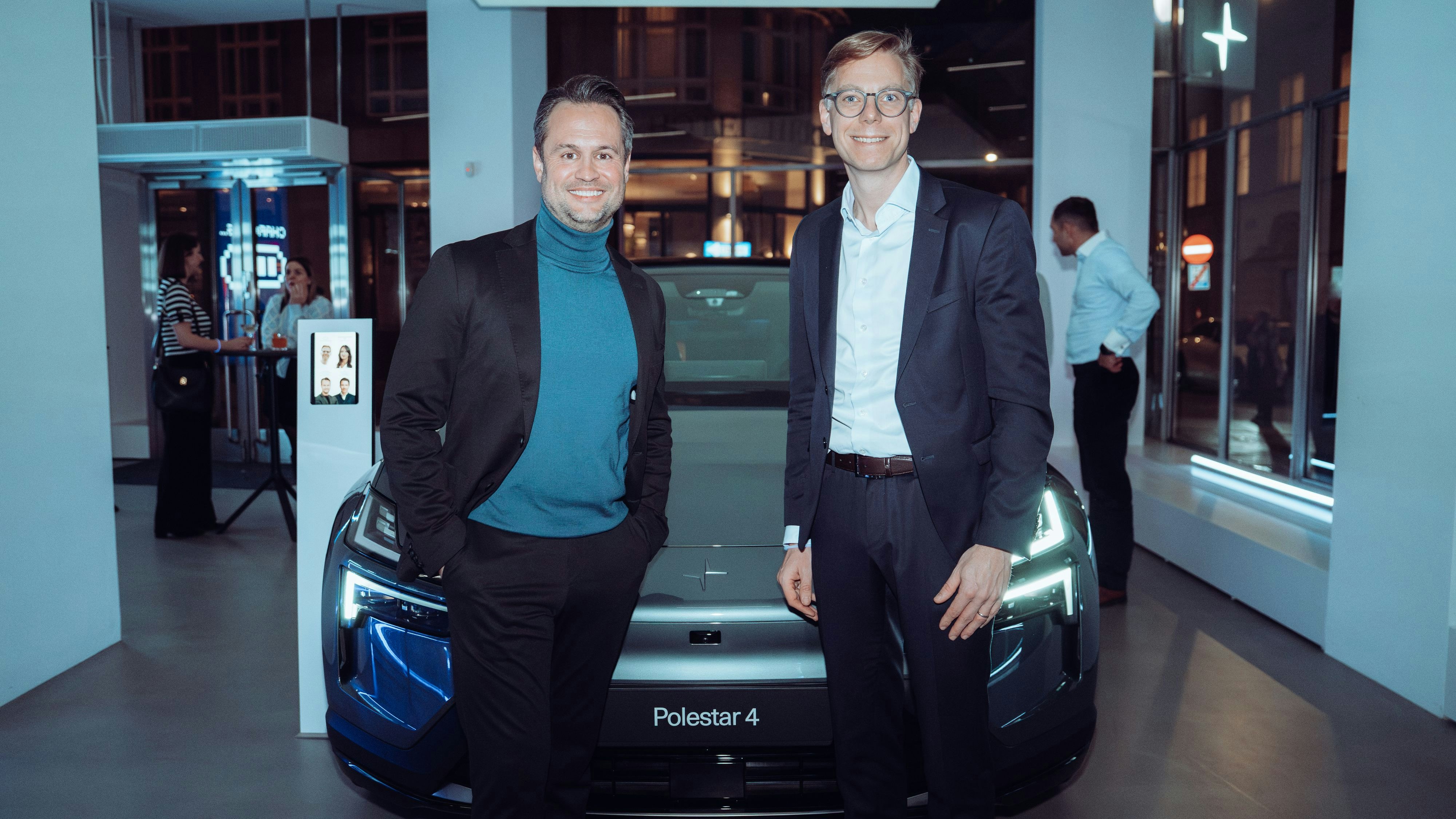 Matthias Schabetsberger (Geschäftsführer von Polestar Österreich) und Eric Schulze (Senior Vice President Retail Mobility & Convenience bei OMV)