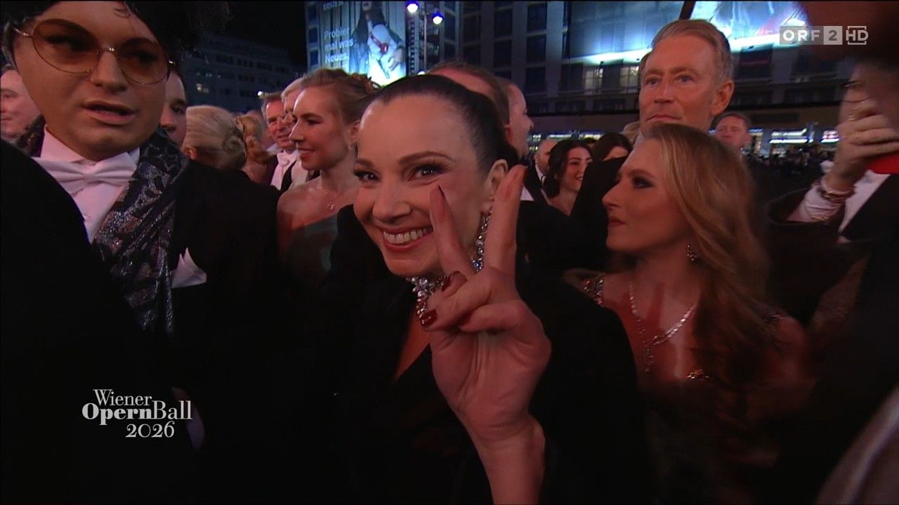 Drescher gut gelaunt im ORF vor der Staatsoper.