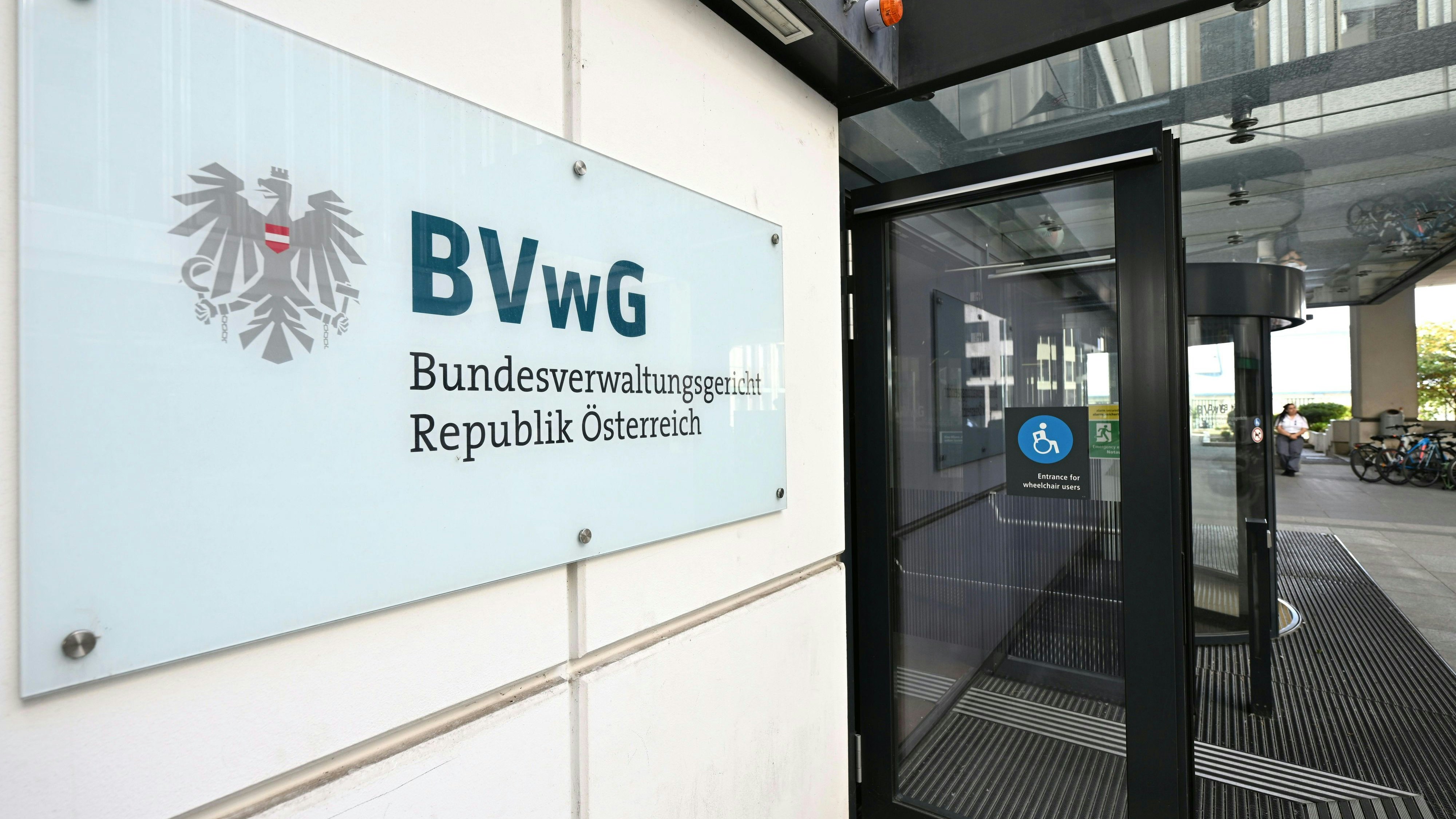 ABD0075_20231003 - WIEN - ÖSTERREICH: ++ THEMENBILD ++ Illustration zum Thema Bundesverwaltungsgericht (BVwG). Im Bild: Ein Hinweisschild für das Bundesverwaltungsgericht (BVwG) aufgenommen am Dienstag, 3. Oktober 2023, in Wien. - FOTO: APA/HELMUT FOHRINGER