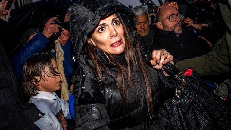 Bilder vom Morgen nach der Katastrophe lassen erstmals genaue Schlüsse zu, was sich in der Bar zugetragen hat. Währenddessen drängen die Angehörigen der Opfer immer vehementer nach Aufklärung. Das Betreiber-Ehepaar wurde auf offener Straße attackiert.