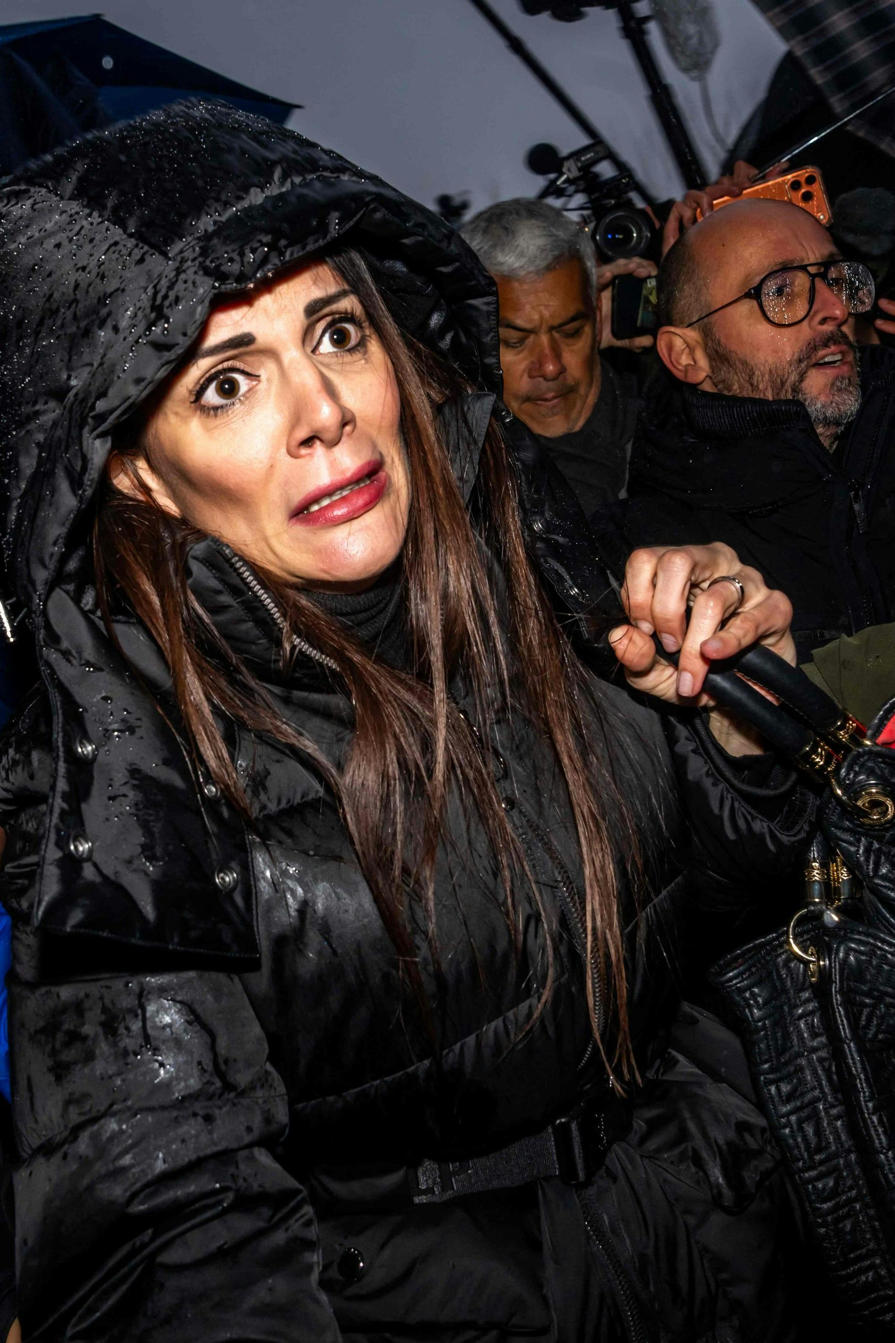 Jessica und Jacques Moretti (ganz rechts), die Betreiber der Unglücksbar, trifft die Wut von Angehörigen der Opfer