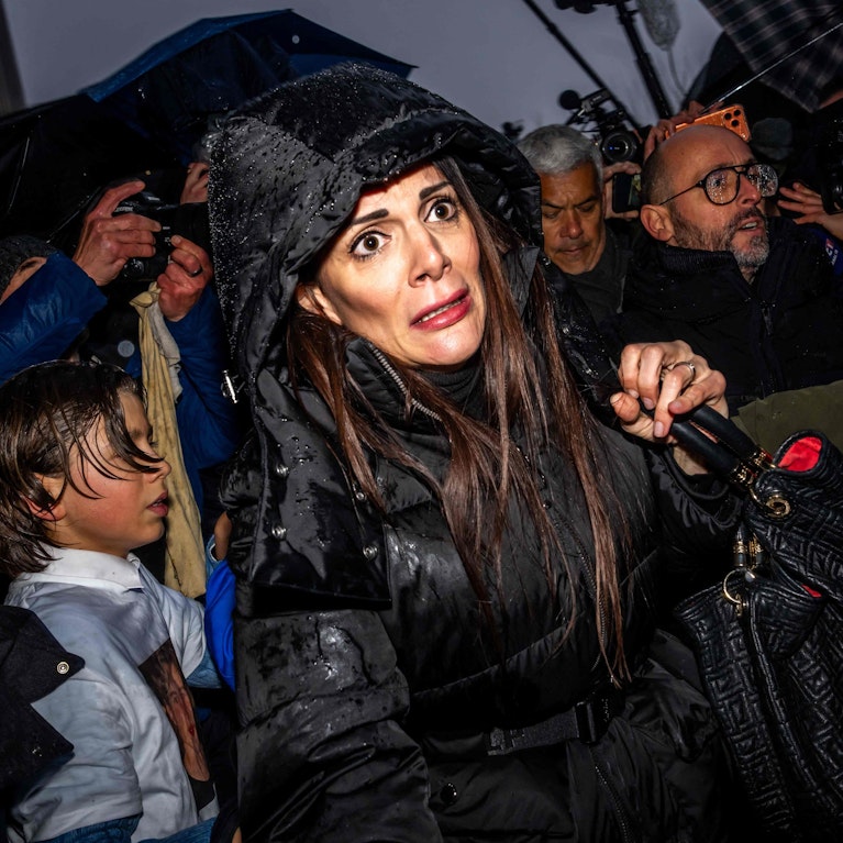 Bilder vom Morgen nach der Katastrophe lassen erstmals genaue Schlüsse zu, was sich in der Bar zugetragen hat. Währenddessen drängen die Angehörigen der Opfer immer vehementer nach Aufklärung. Das Betreiber-Ehepaar wurde auf offener Straße attackiert.